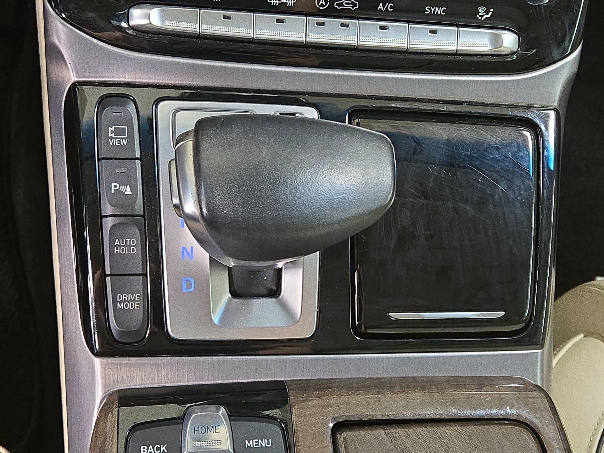 Thumbnail: 2017 Genesis G90 - 18