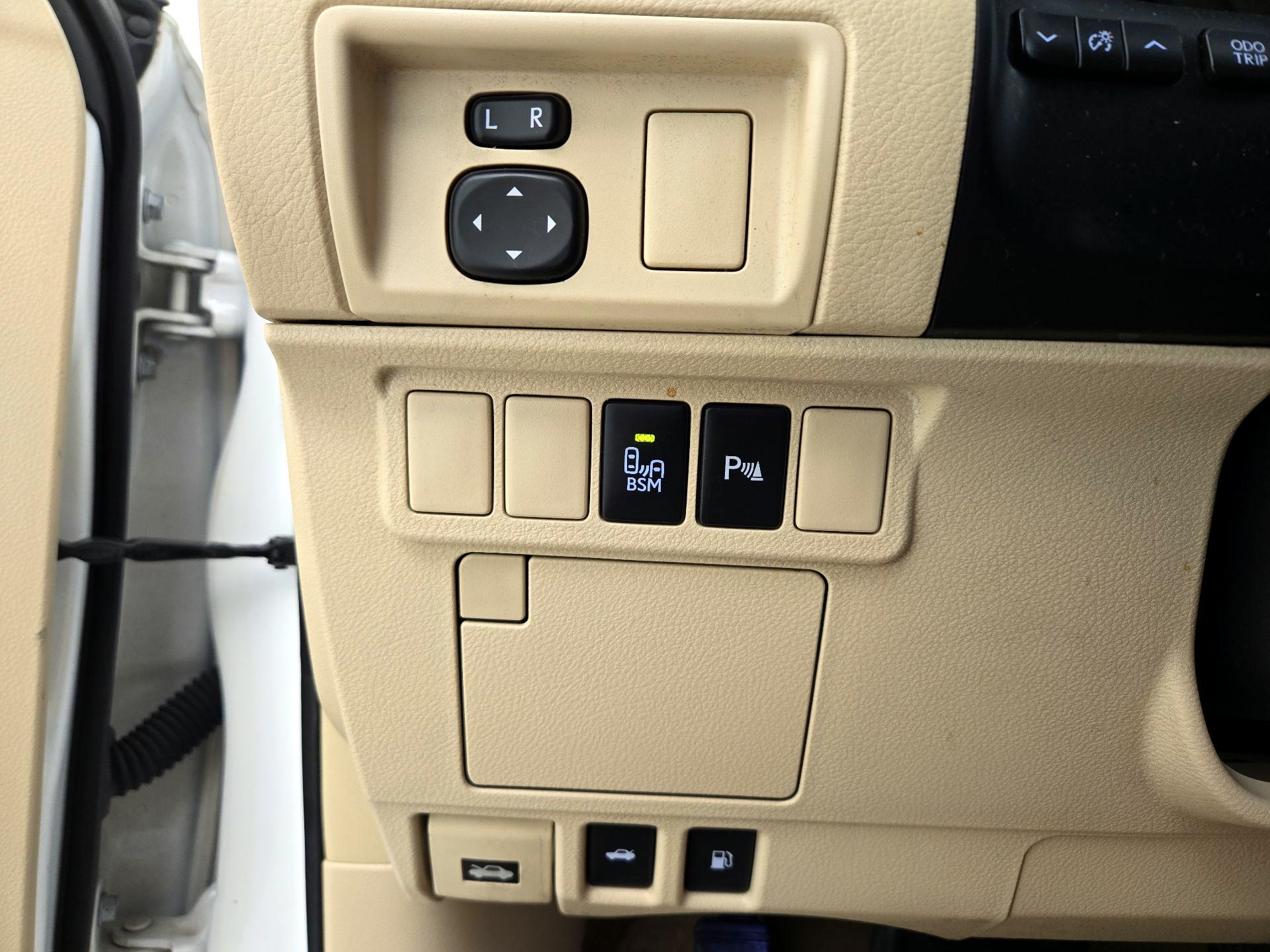 Thumbnail: 2014 Lexus ES - 13