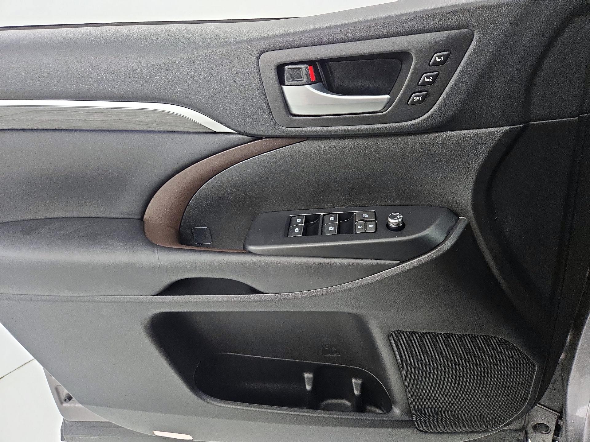 Thumbnail: 2017 Toyota Highlander - 12