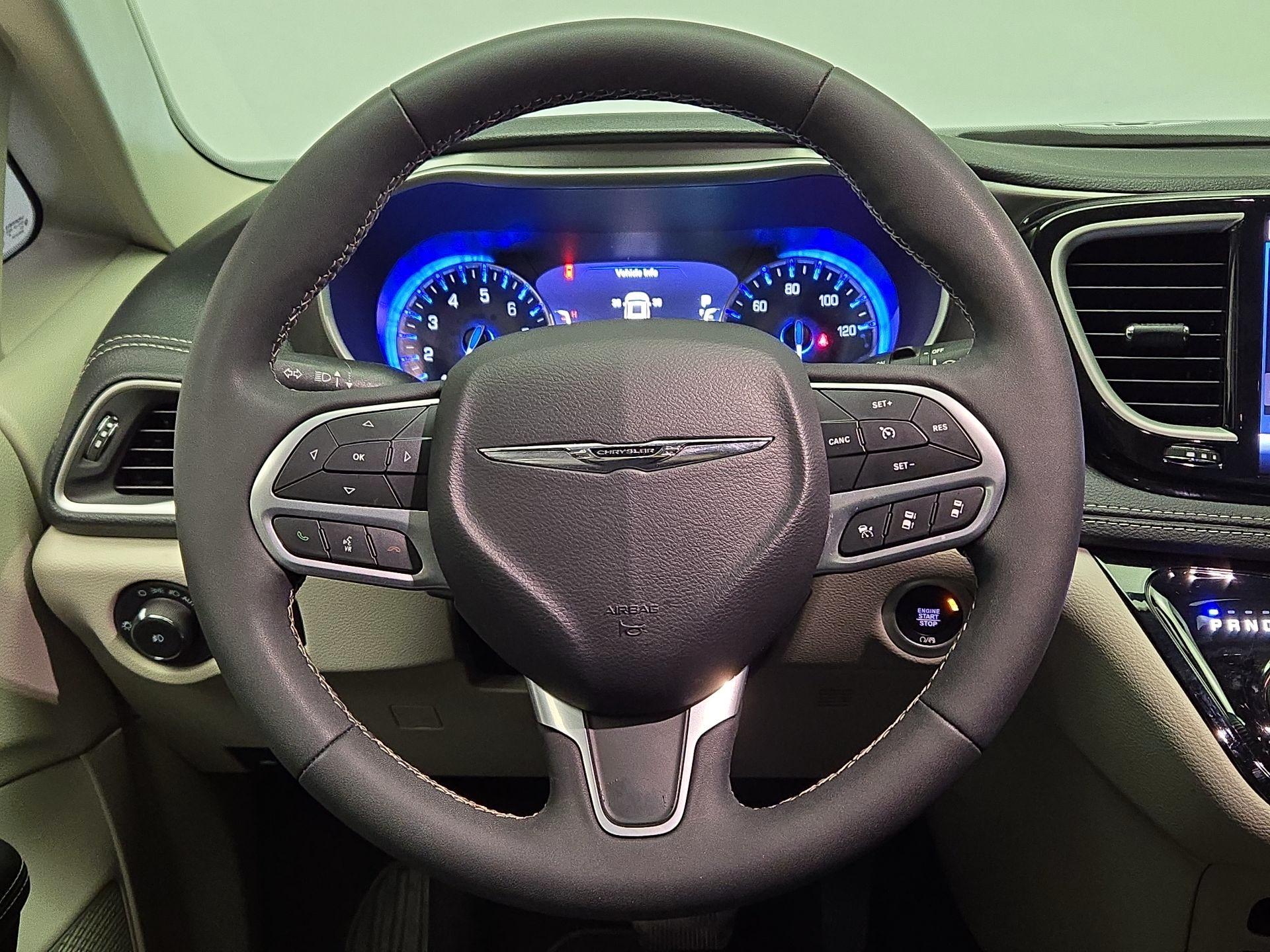 Thumbnail: 2023 Chrysler Pacifica - 10