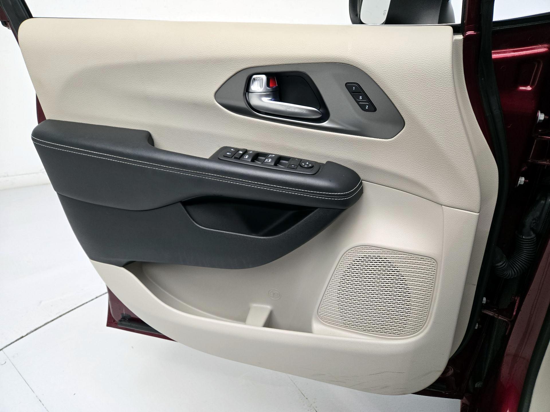 Thumbnail: 2023 Chrysler Pacifica - 12