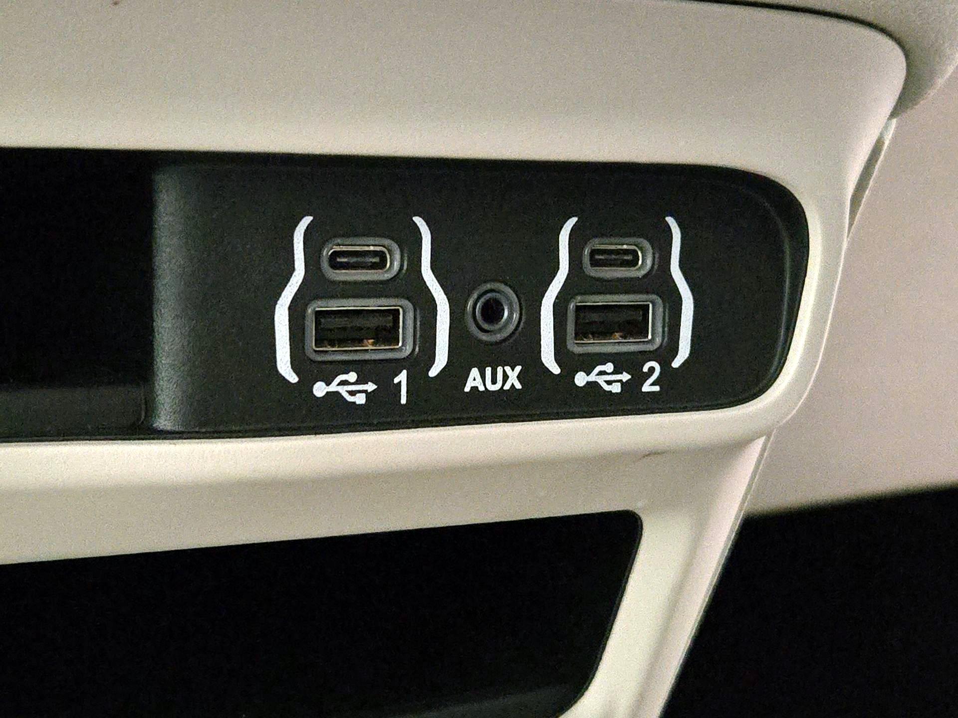 Thumbnail: 2023 Chrysler Pacifica - 18