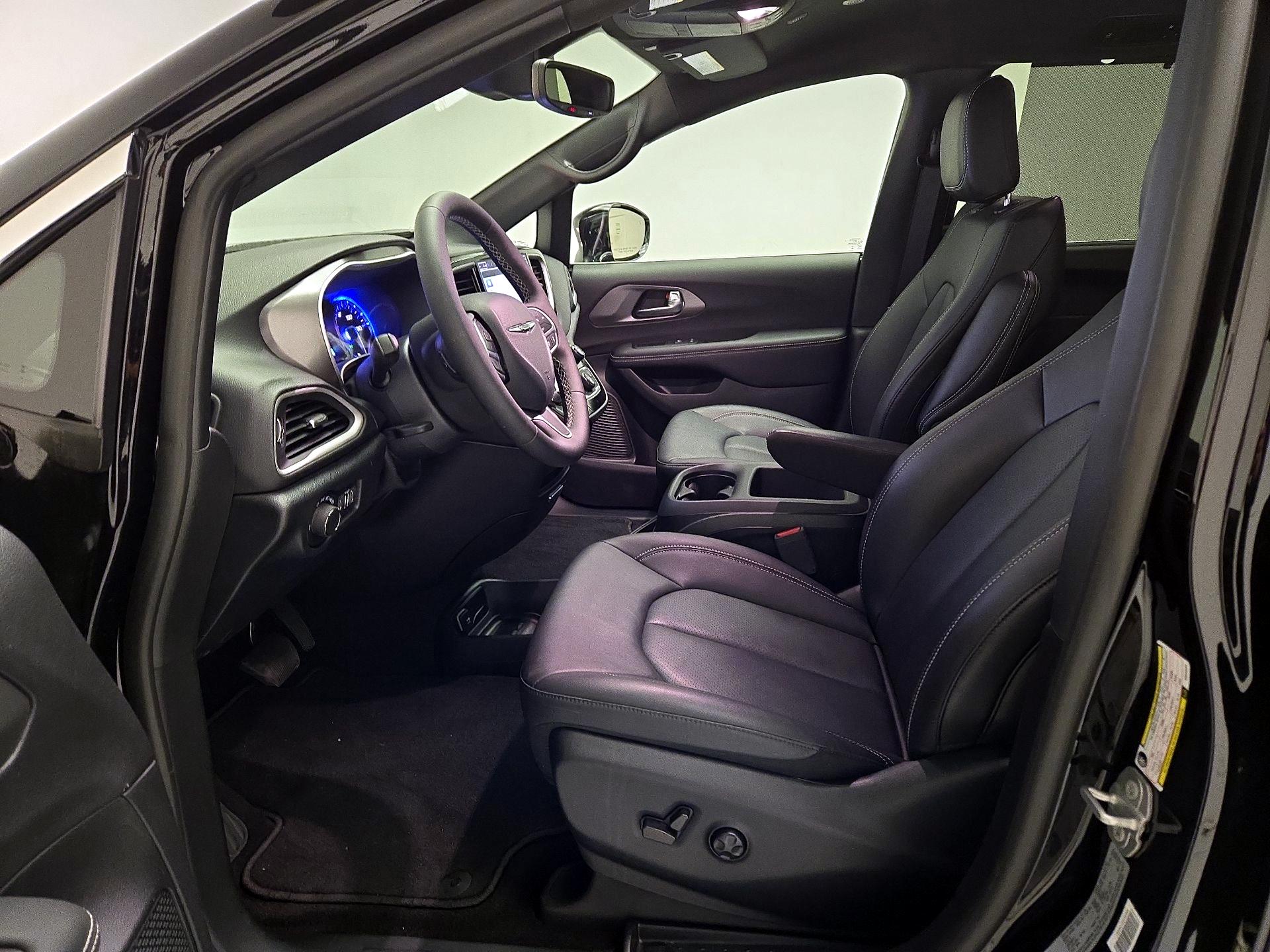 Thumbnail: 2025 Chrysler Voyager - 11