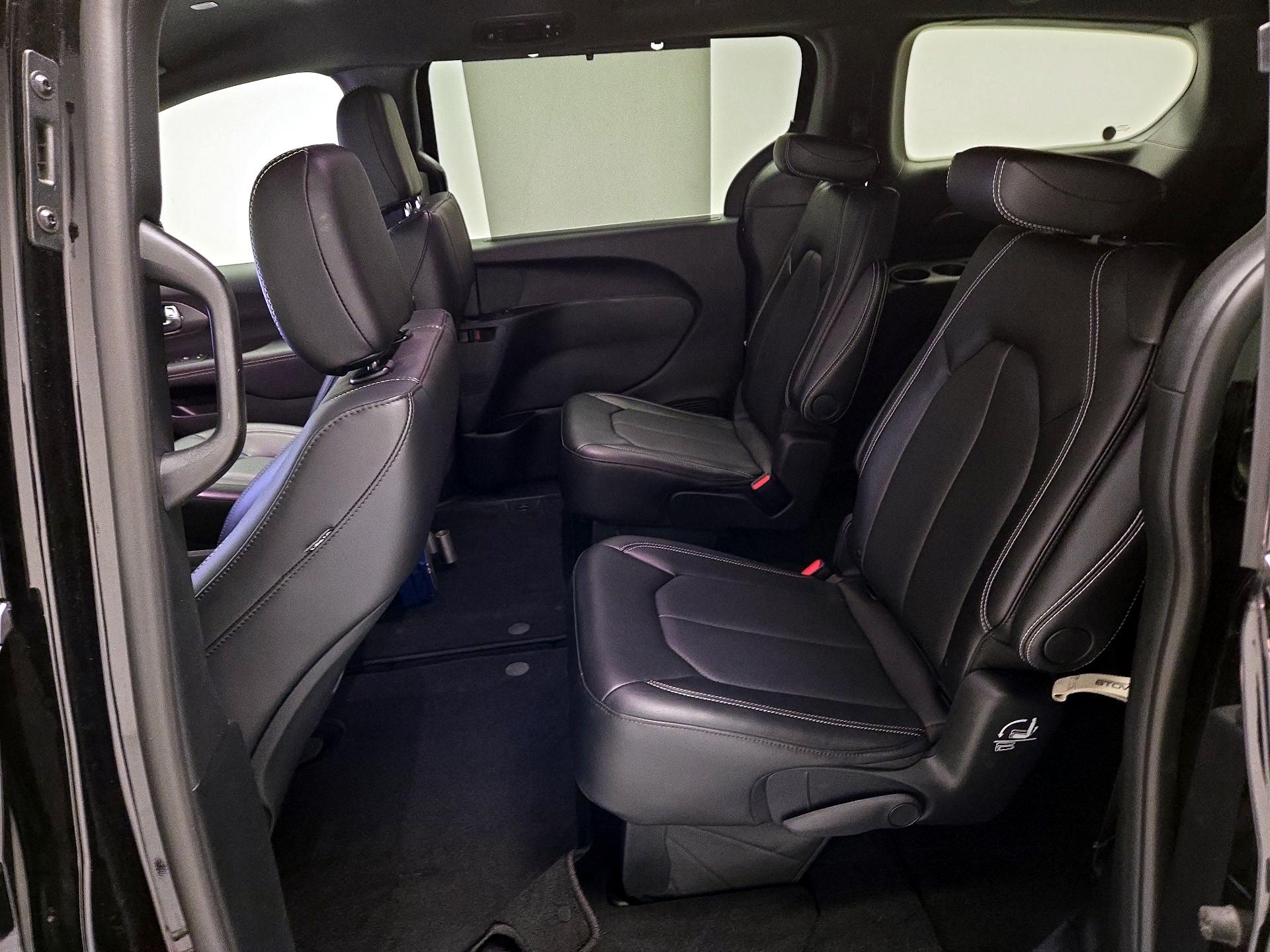 Thumbnail: 2025 Chrysler Voyager - 18