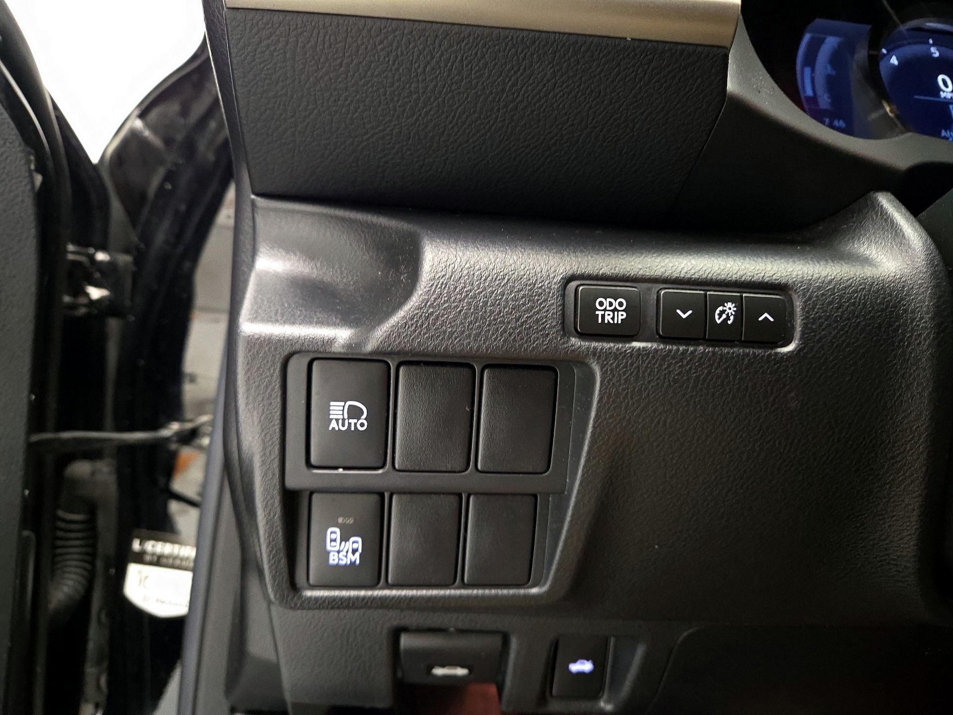 Thumbnail: 2018 Lexus IS - 13