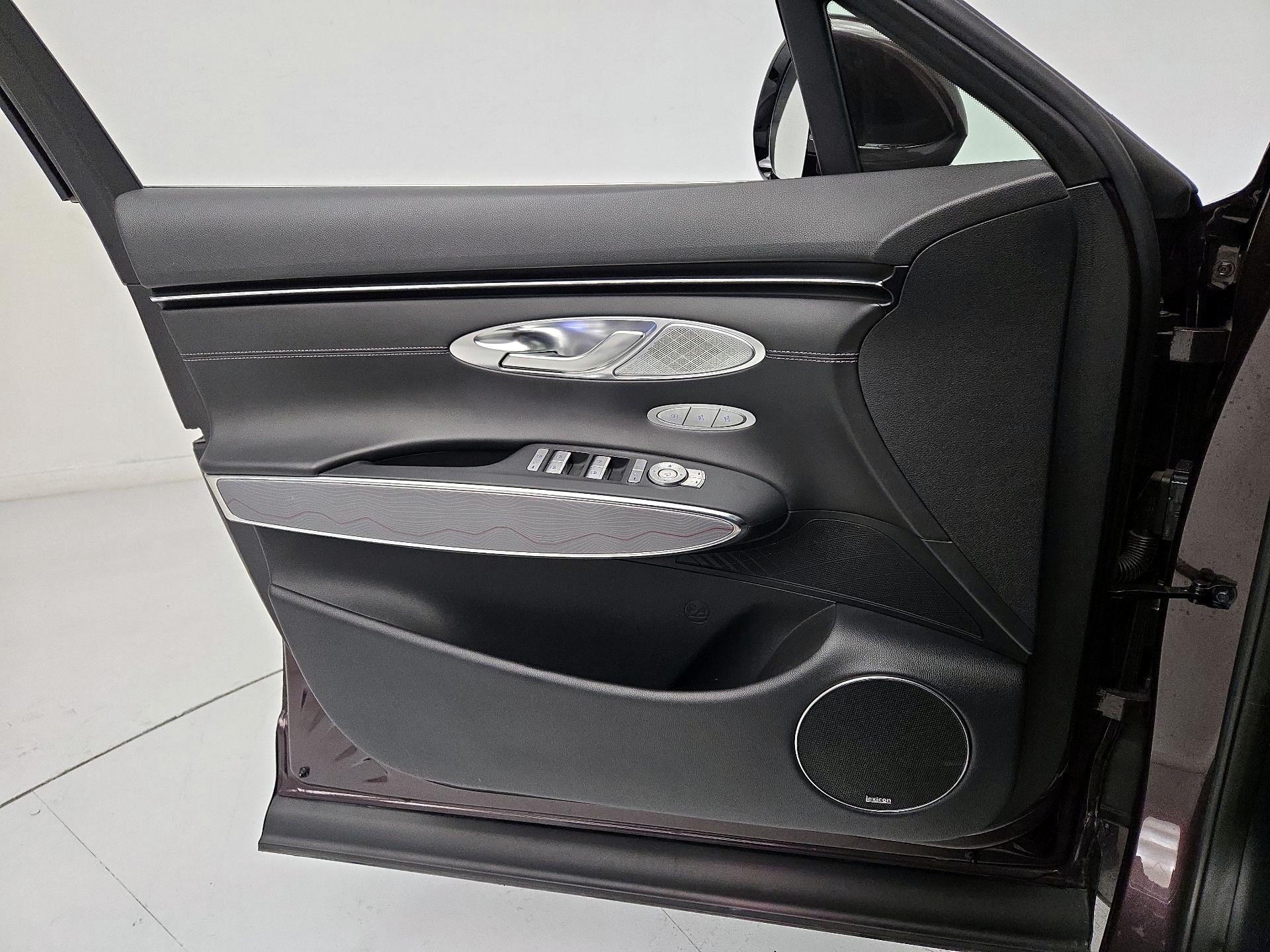 Thumbnail: 2023 Genesis GV70 - 12