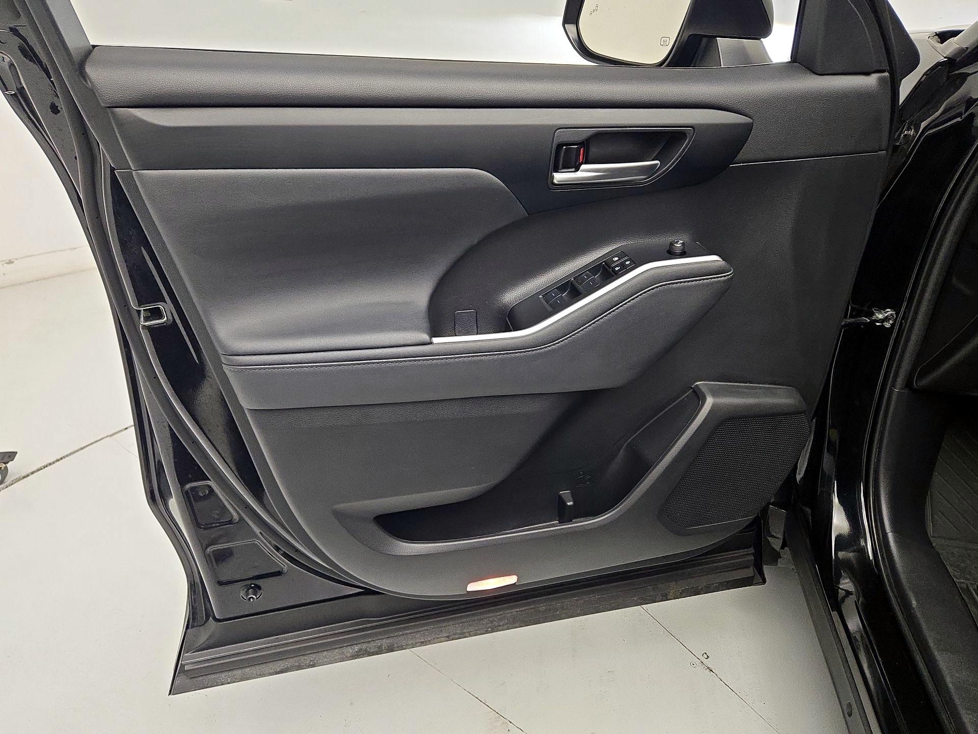 Thumbnail: 2023 Toyota Highlander - 12