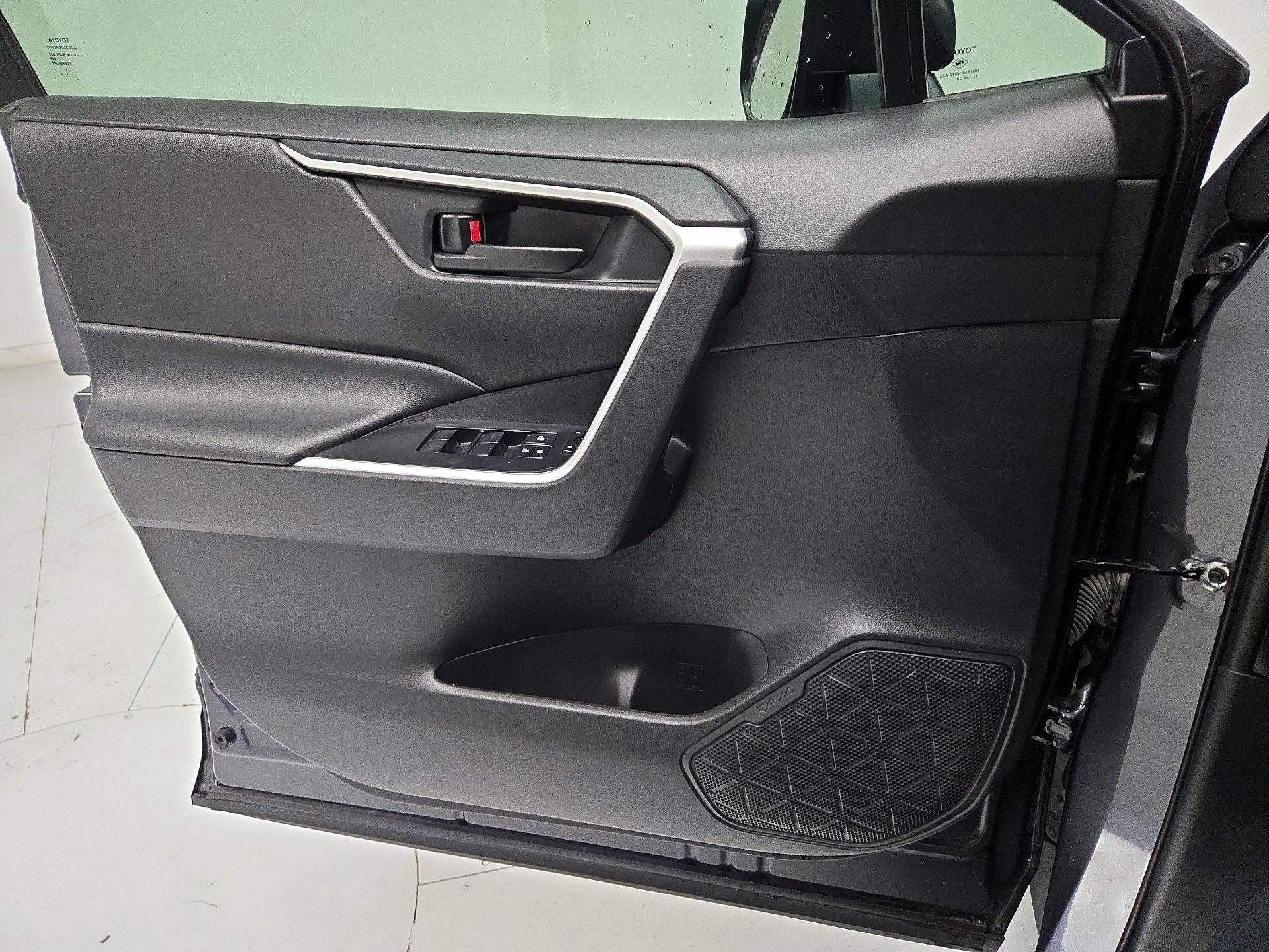 Thumbnail: 2020 Toyota RAV4 - 10