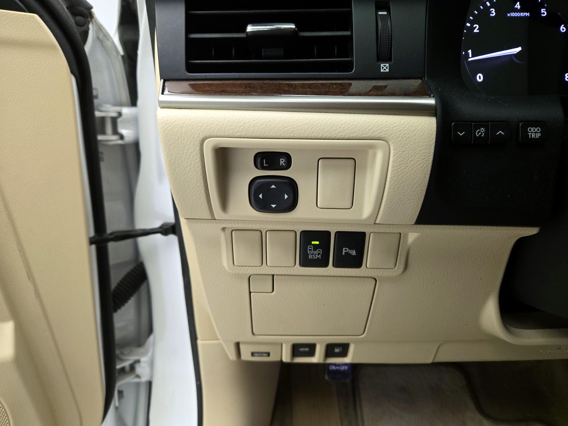 Thumbnail: 2015 Lexus ES - 11