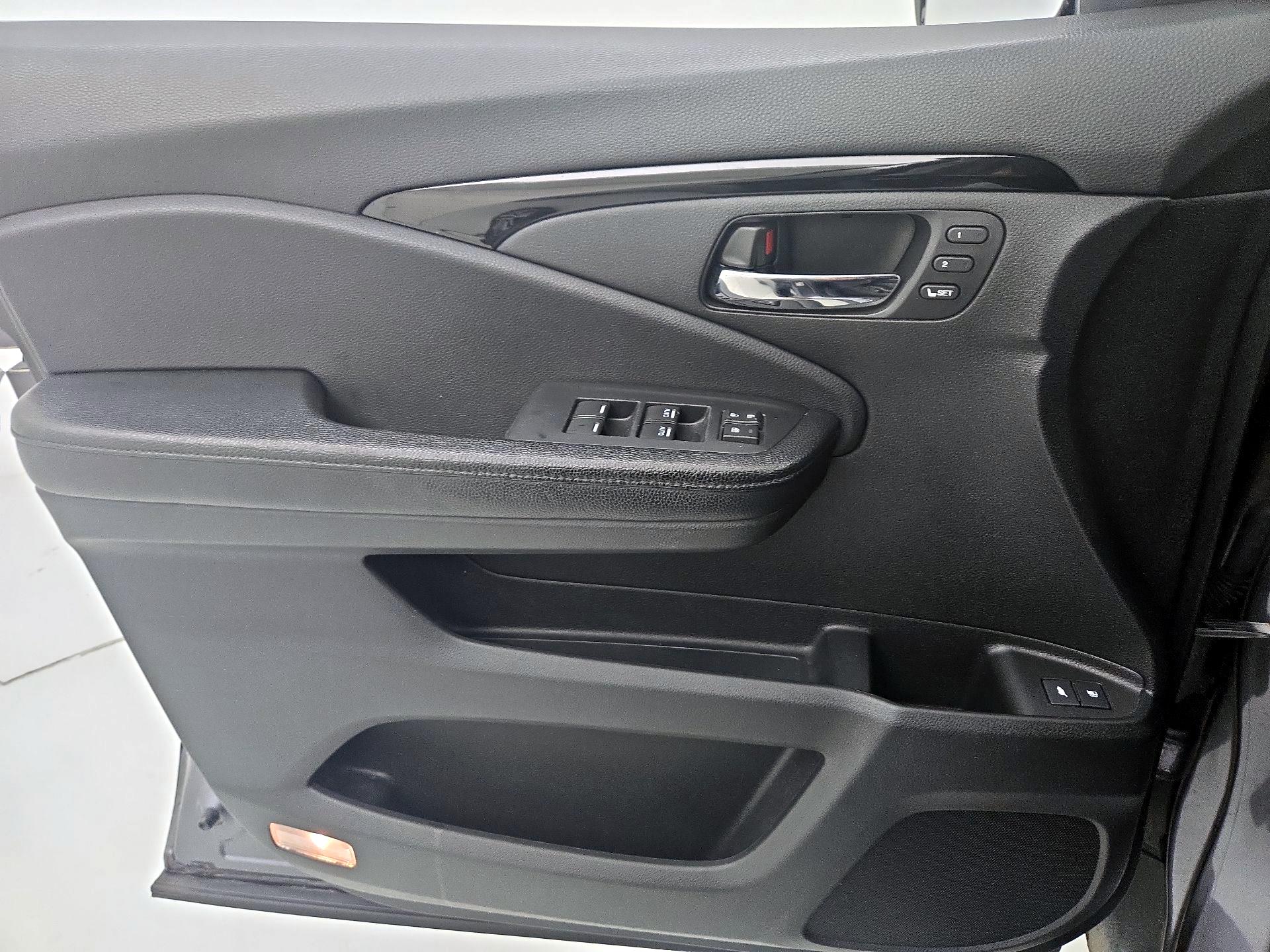 Thumbnail: 2017 Honda Pilot - 12