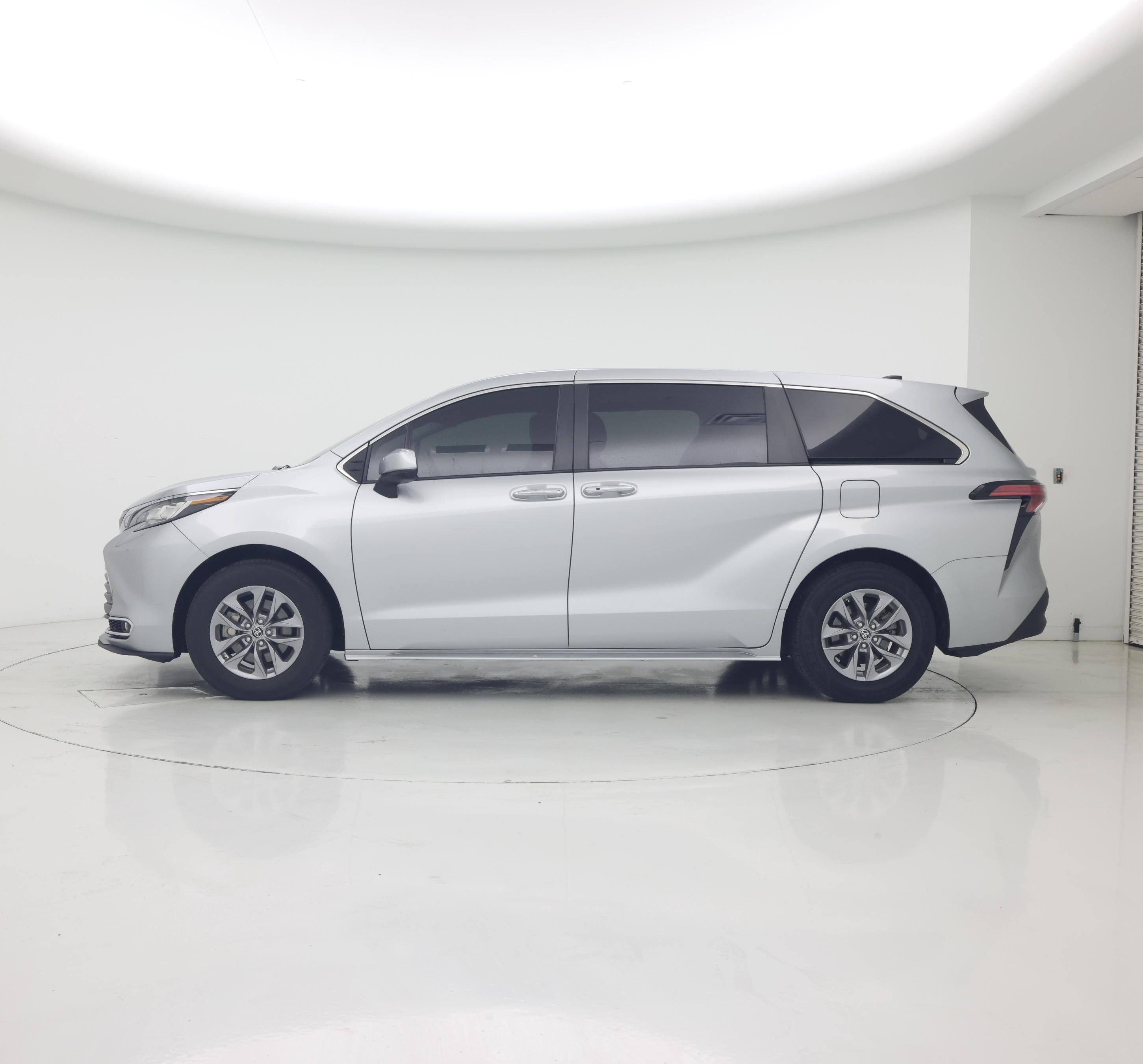 Thumbnail: 2022 Toyota Sienna - 3