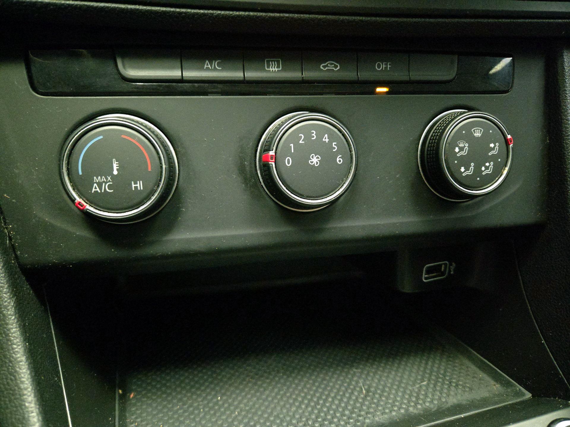 Thumbnail: 2019 Volkswagen Jetta - 16