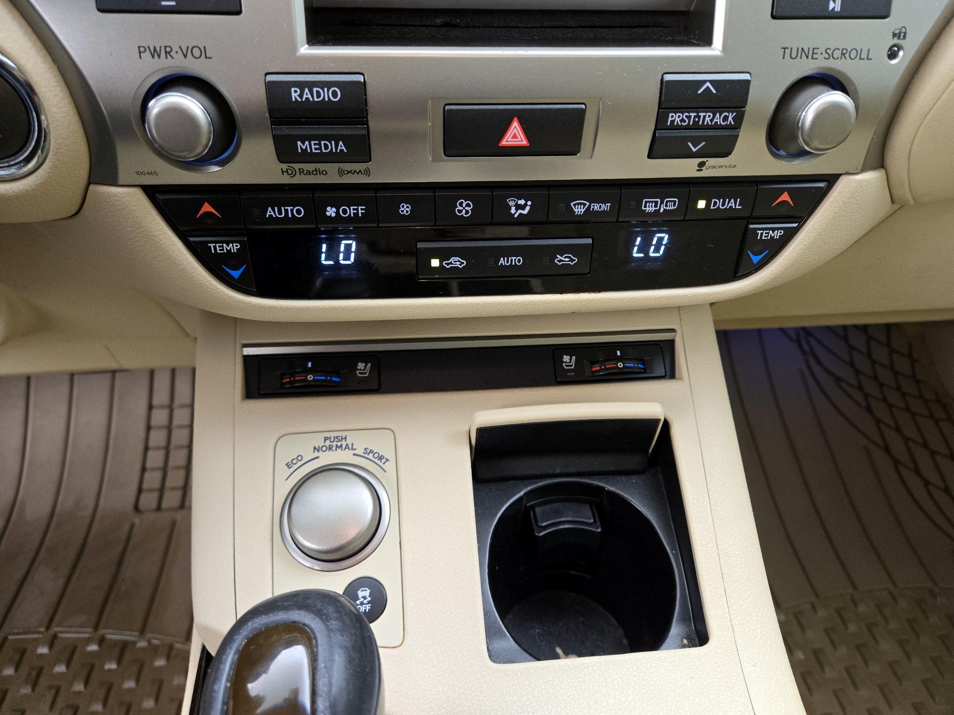 Thumbnail: 2015 Lexus ES - 16