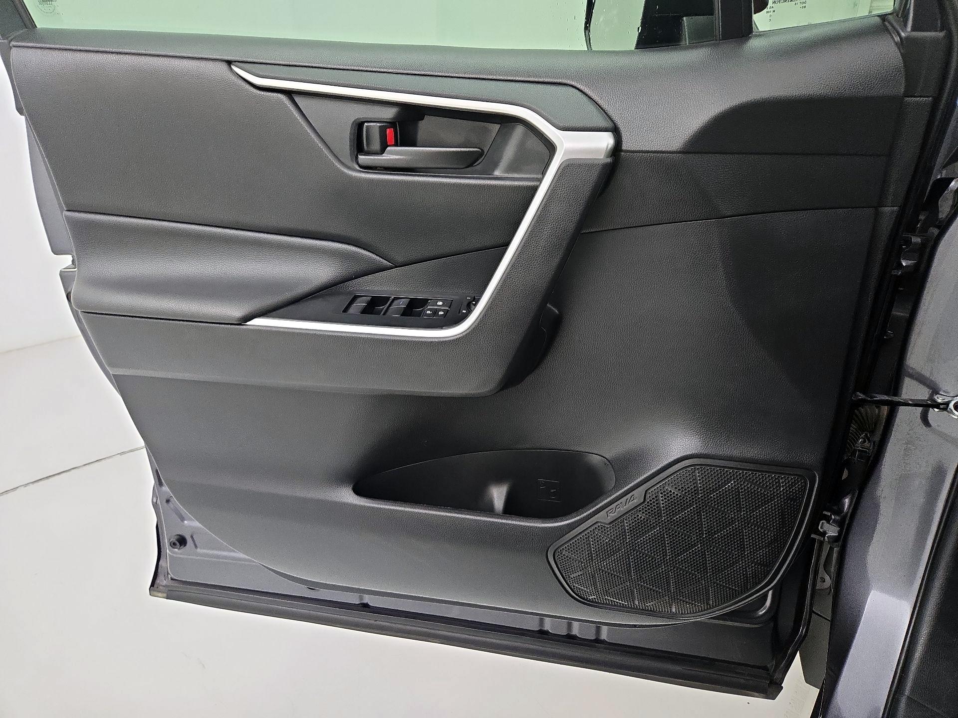 Thumbnail: 2020 Toyota RAV4 - 12