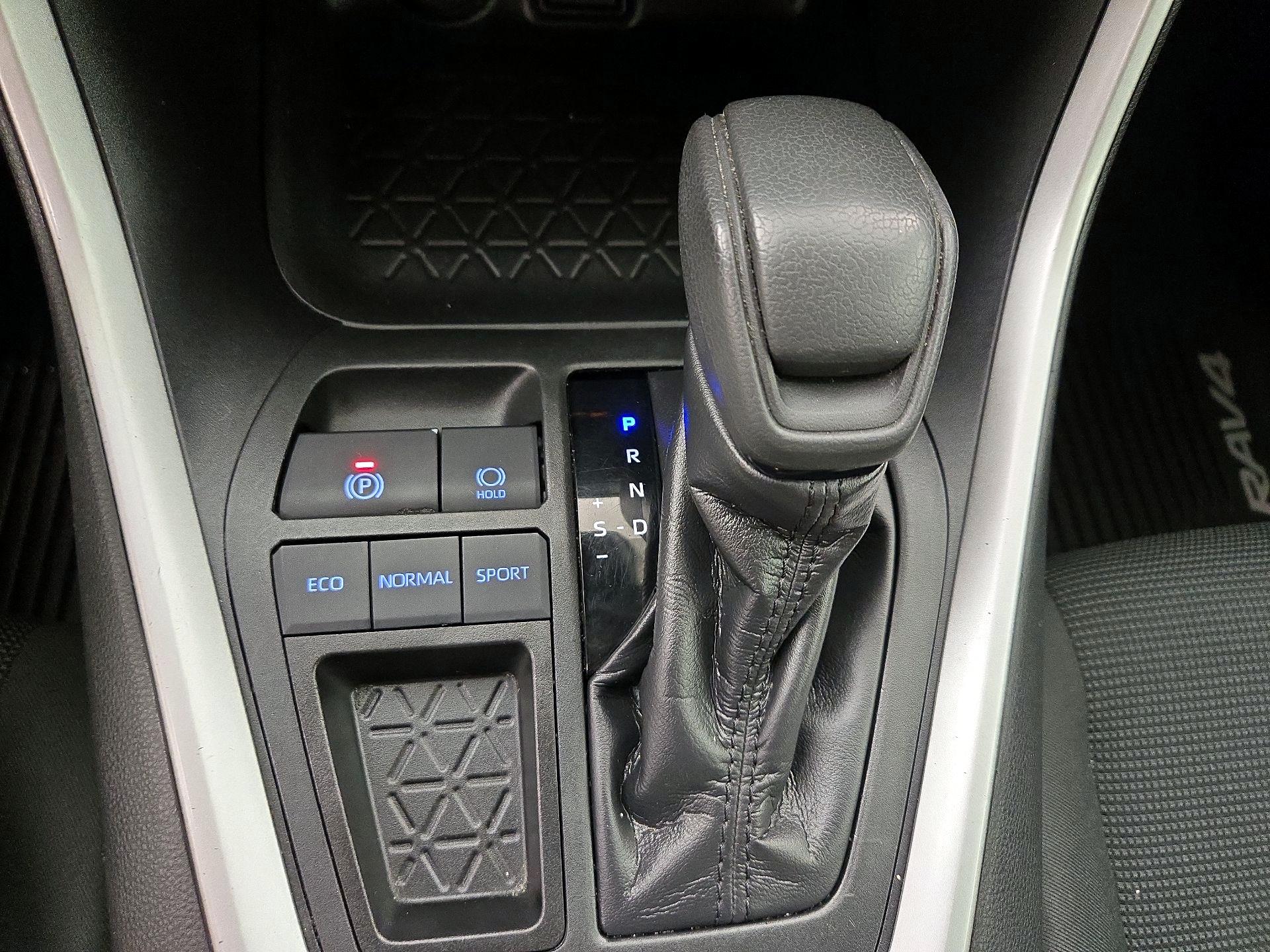 Thumbnail: 2020 Toyota RAV4 - 17