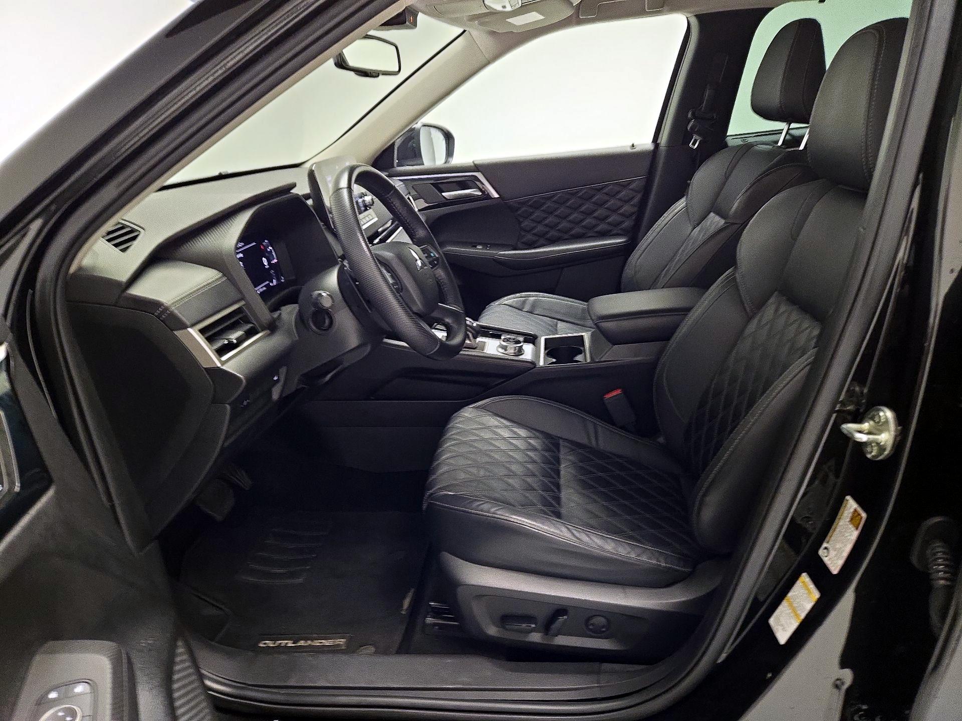 Thumbnail: 2023 Mitsubishi Outlander - 11