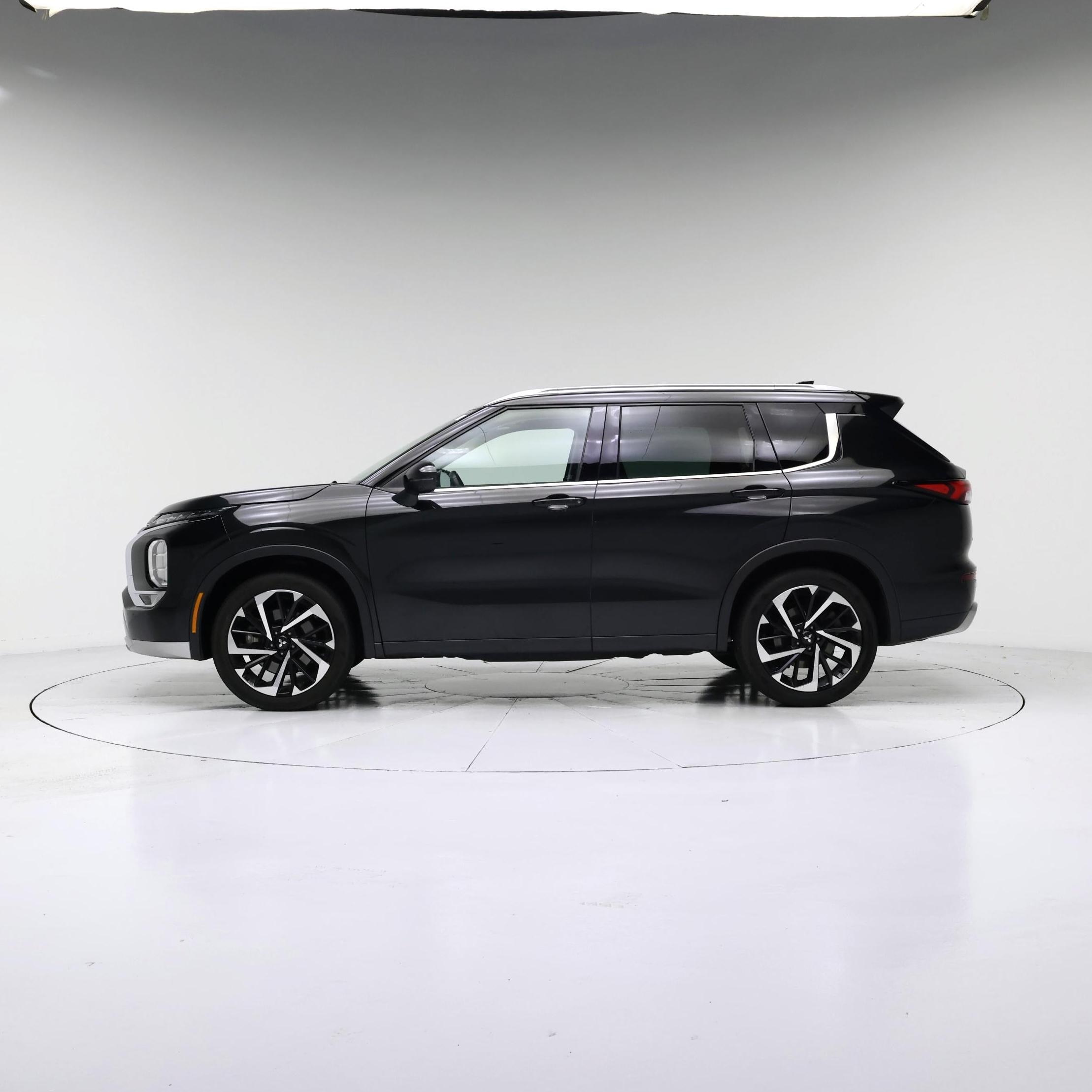 Thumbnail: 2023 Mitsubishi Outlander - 3