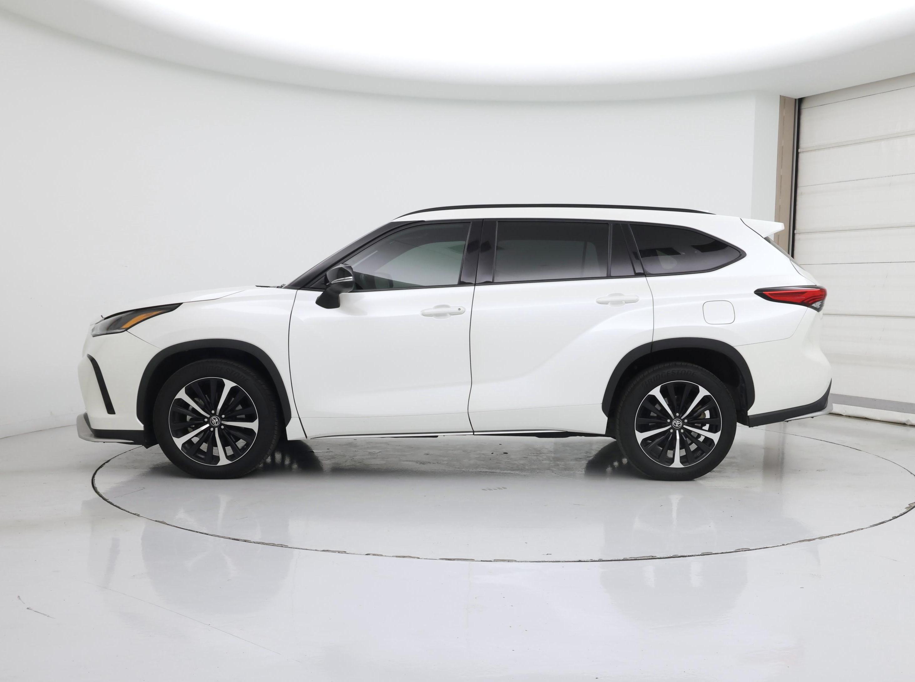 Thumbnail: 2021 Toyota Highlander - 3