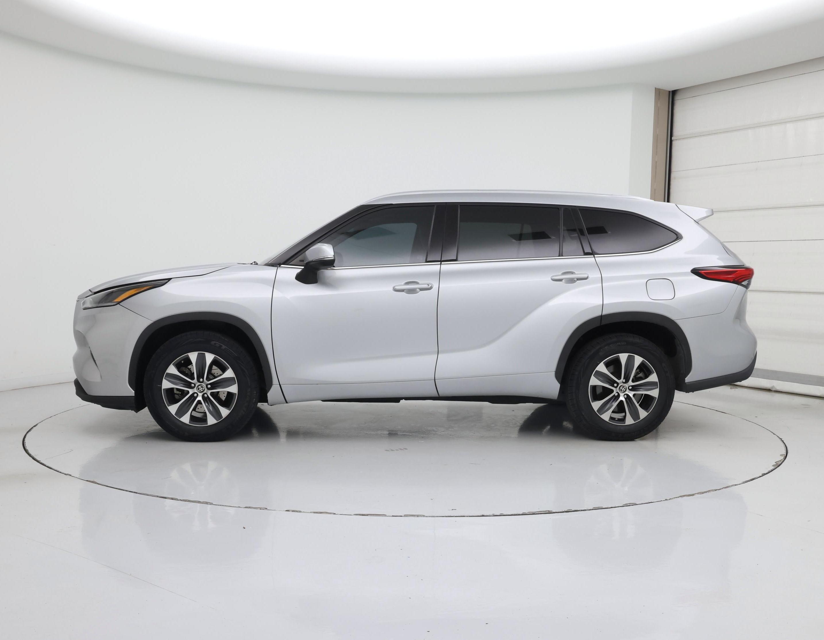 Thumbnail: 2021 Toyota Highlander - 3