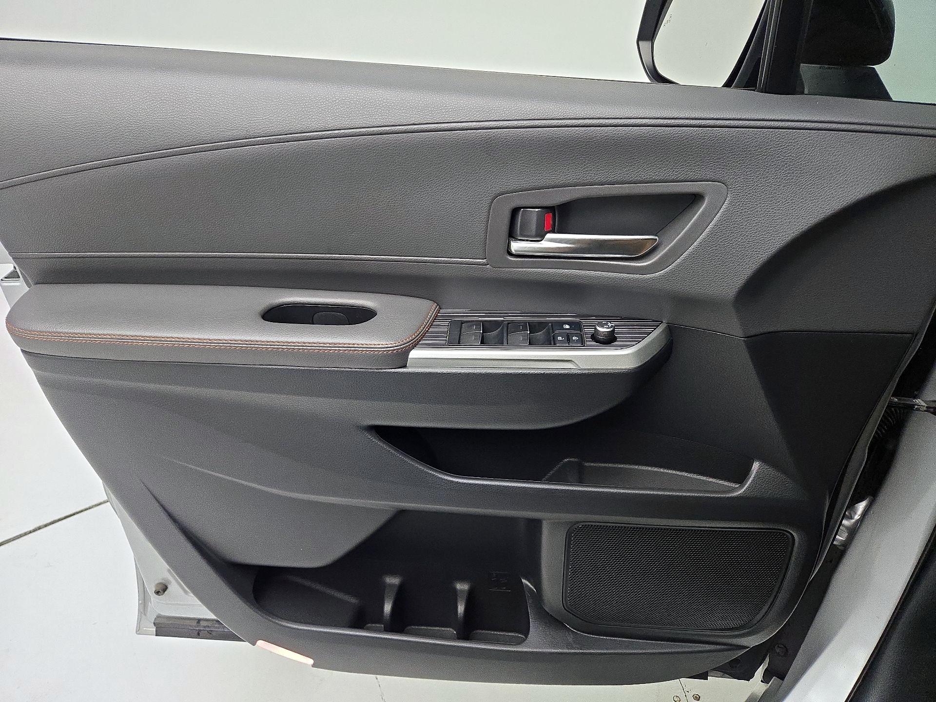 Thumbnail: 2021 Toyota Sienna - 12