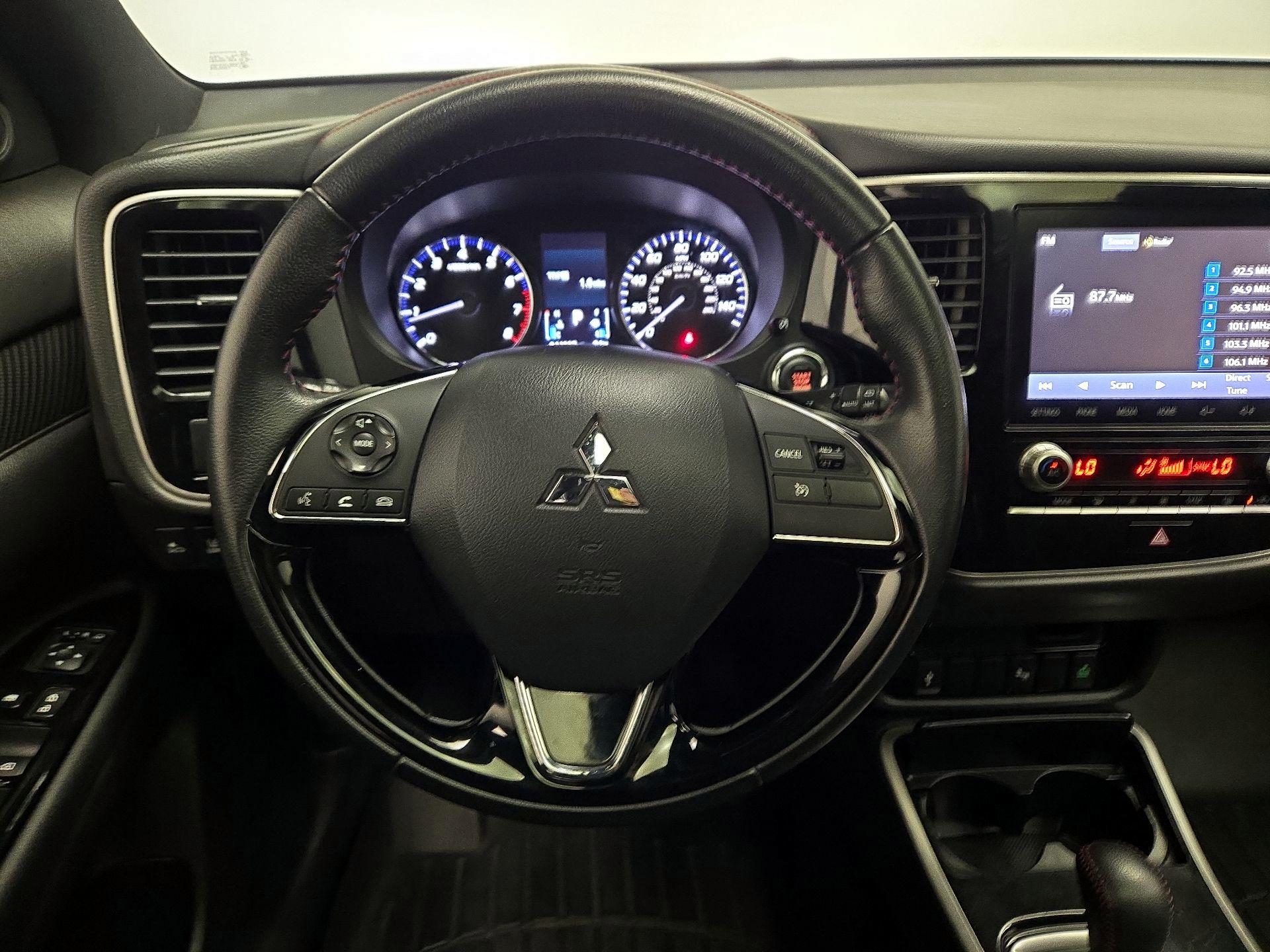 Thumbnail: 2020 Mitsubishi Outlander - 10