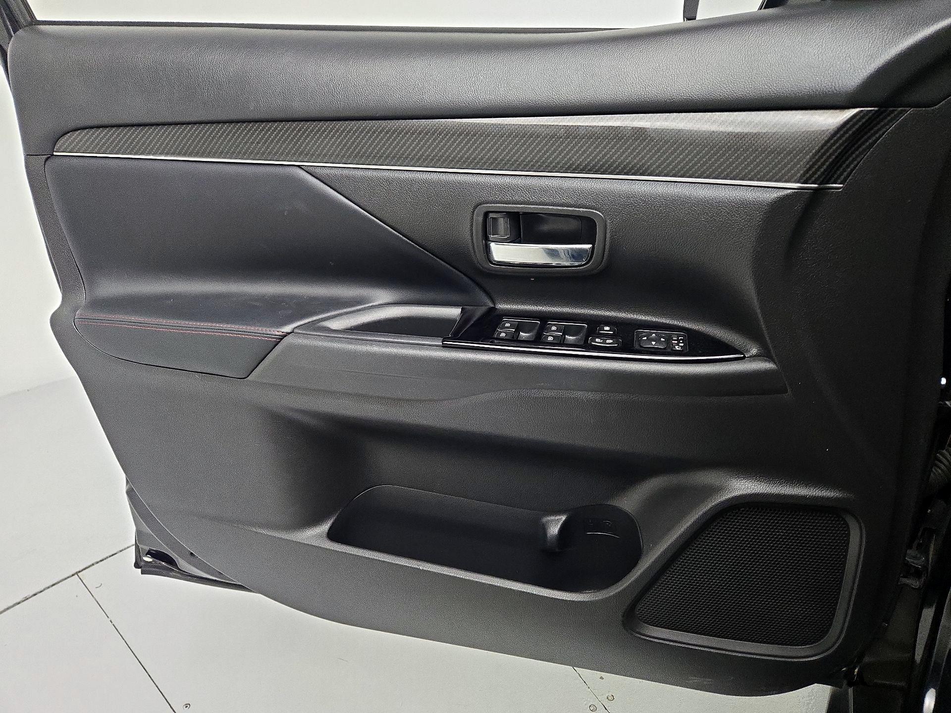 Thumbnail: 2020 Mitsubishi Outlander - 12