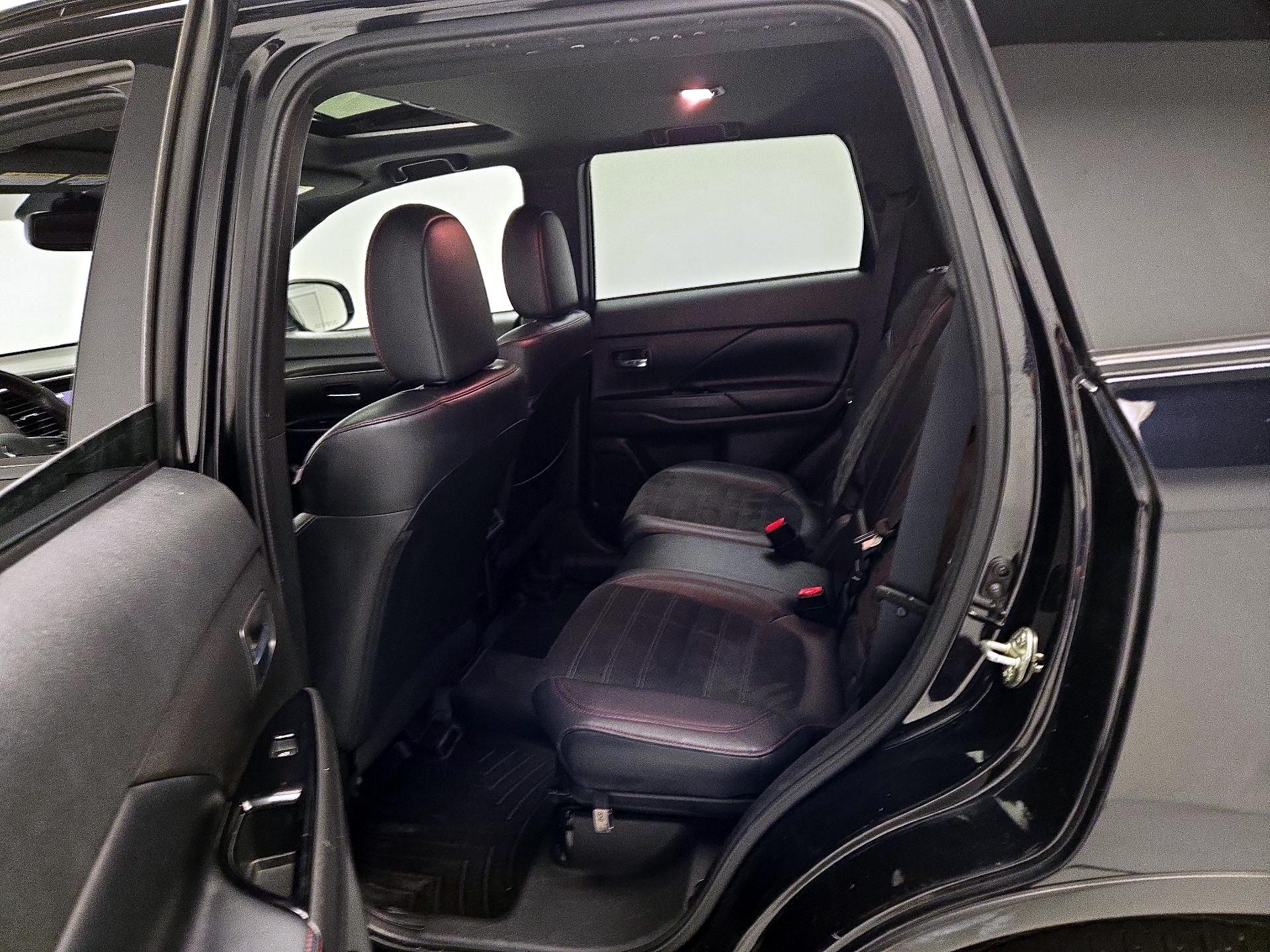 Thumbnail: 2020 Mitsubishi Outlander - 20