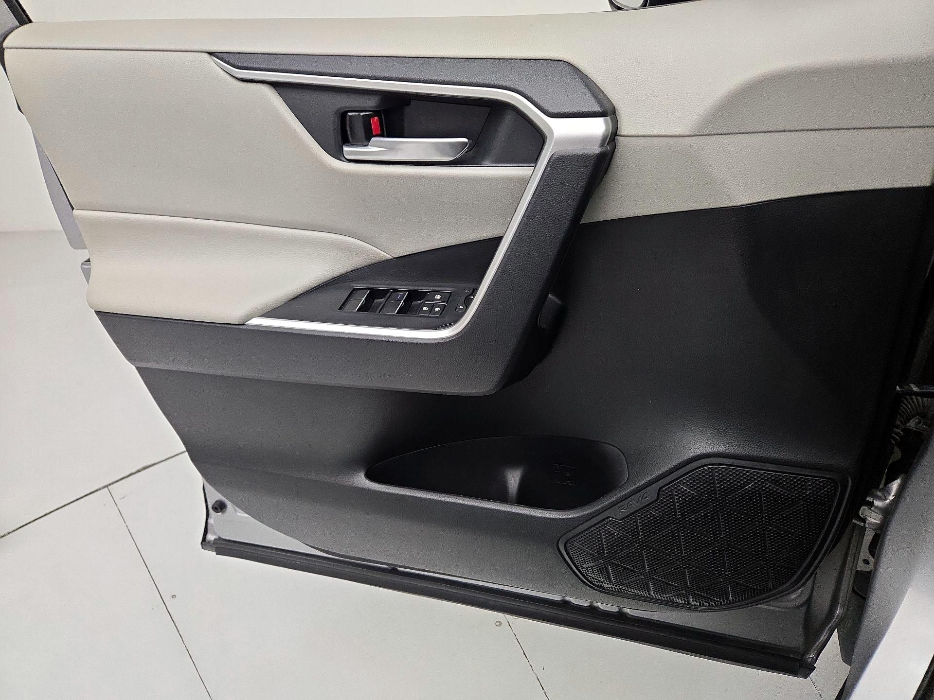 Thumbnail: 2020 Toyota RAV4 - 12