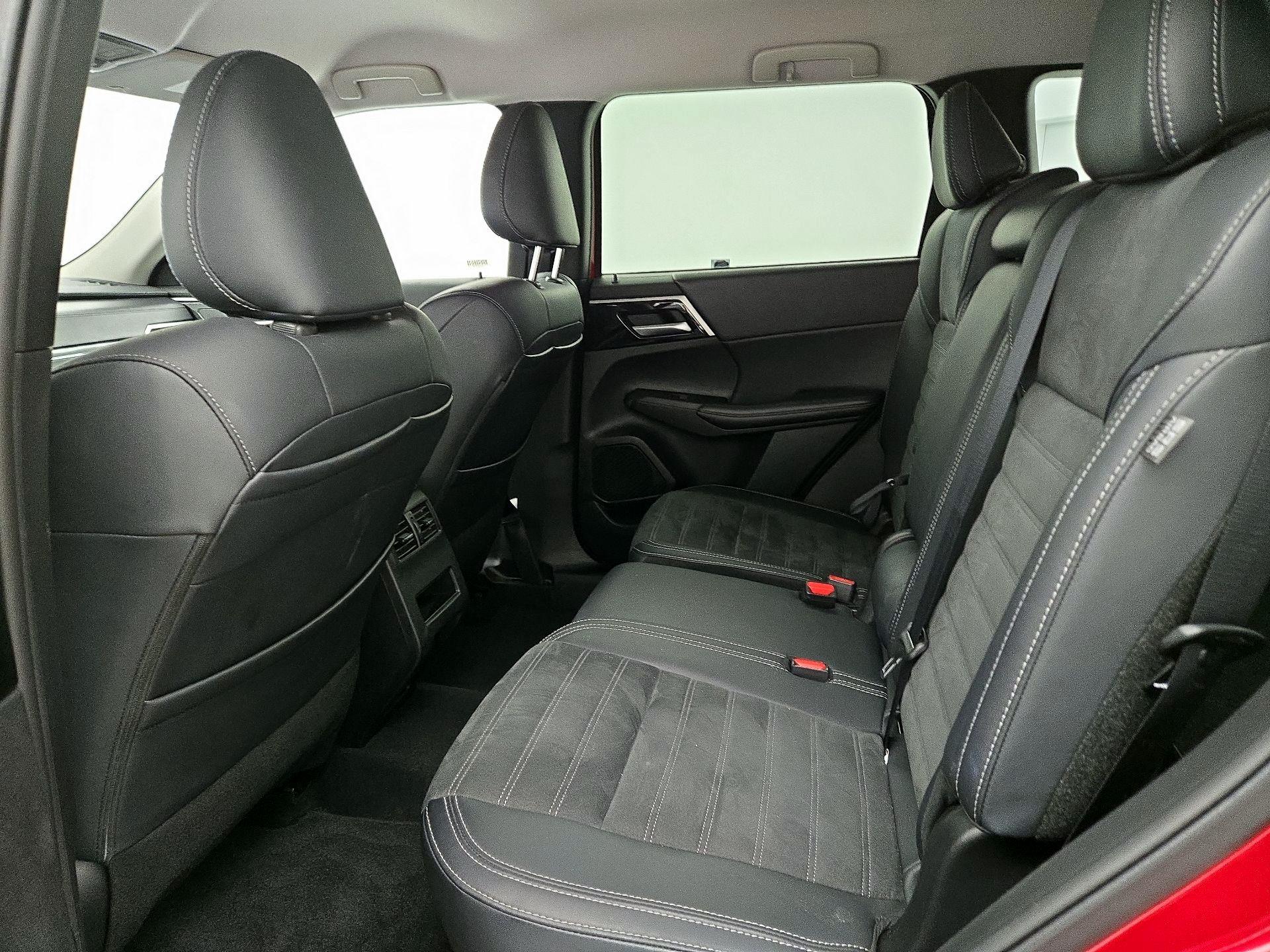 Thumbnail: 2024 Mitsubishi Outlander - 20