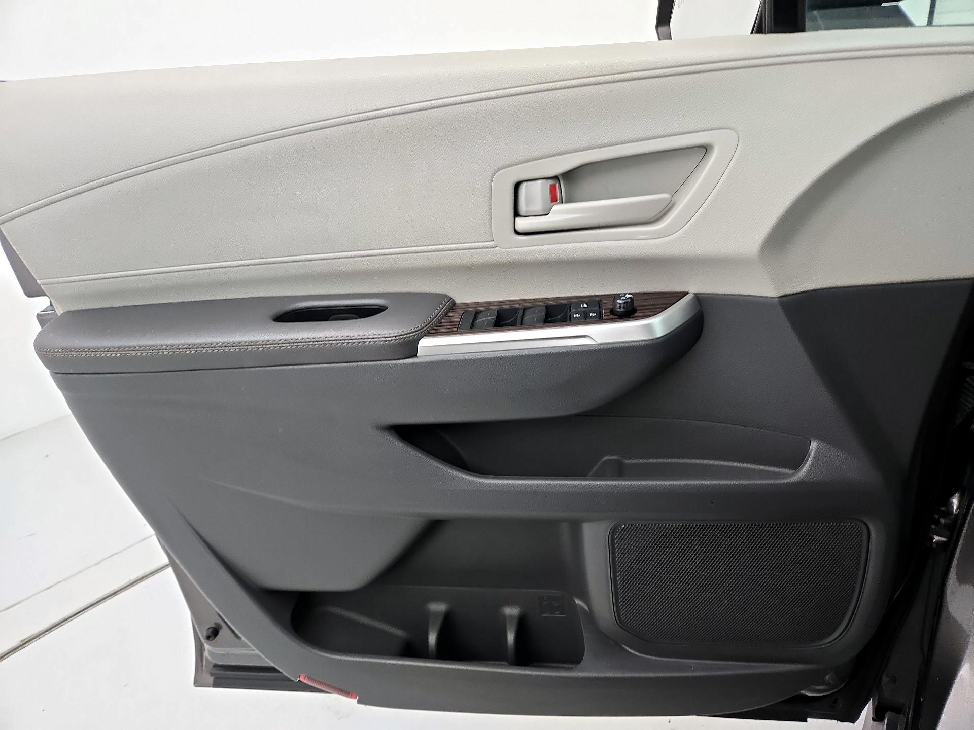 Thumbnail: 2024 Toyota Sienna - 12