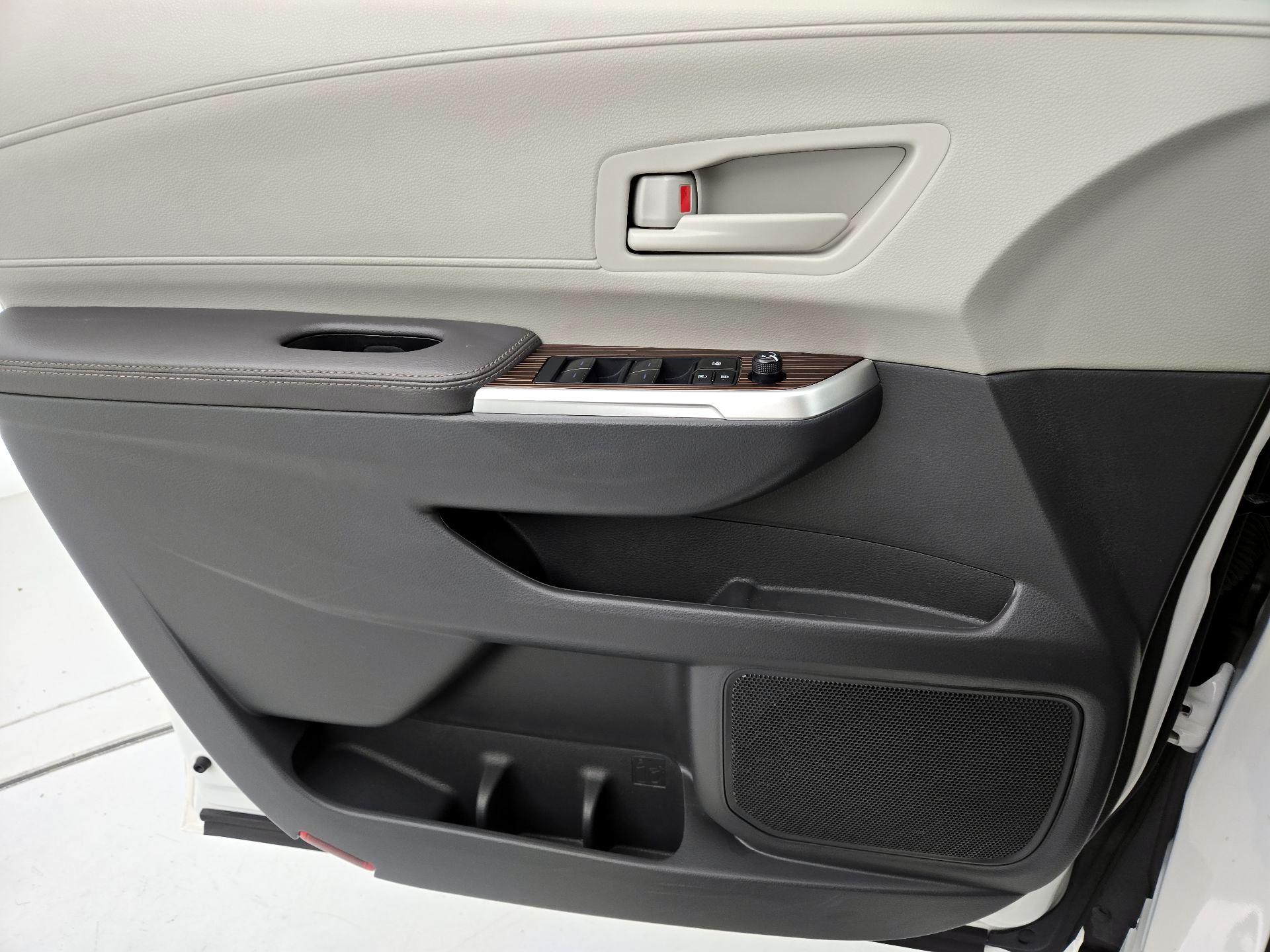 Thumbnail: 2024 Toyota Sienna - 12