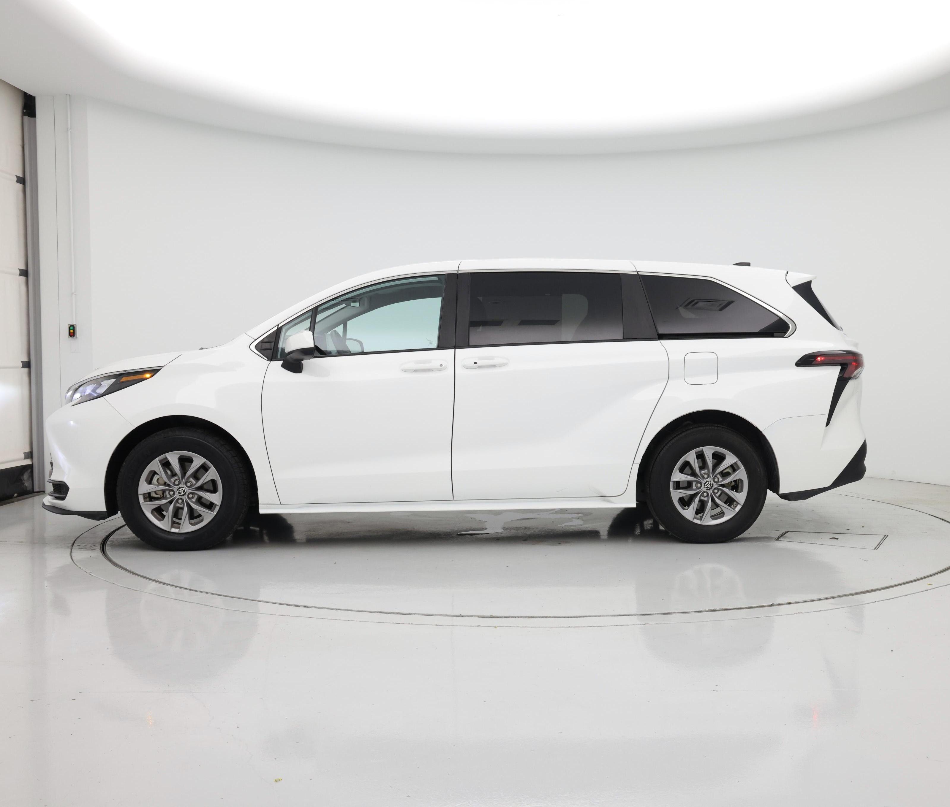 Thumbnail: 2024 Toyota Sienna - 3