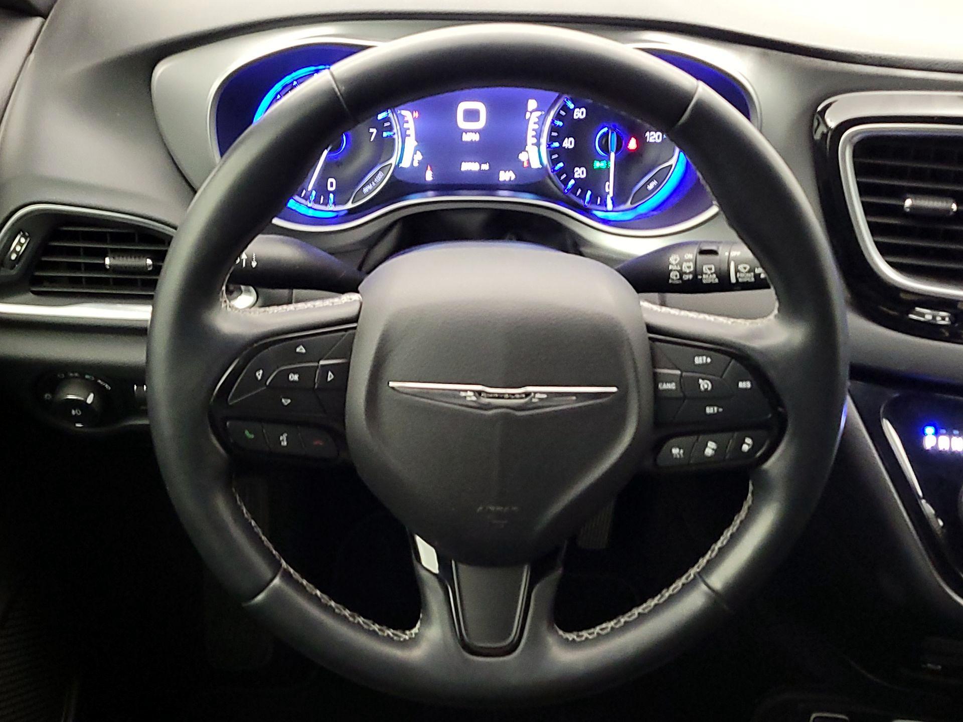 Thumbnail: 2018 Chrysler Pacifica - 10