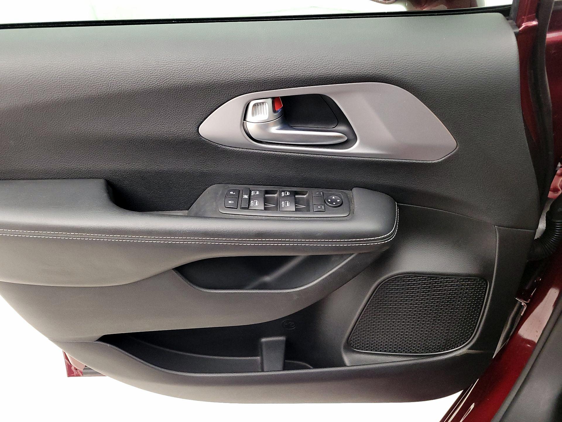 Thumbnail: 2018 Chrysler Pacifica - 12