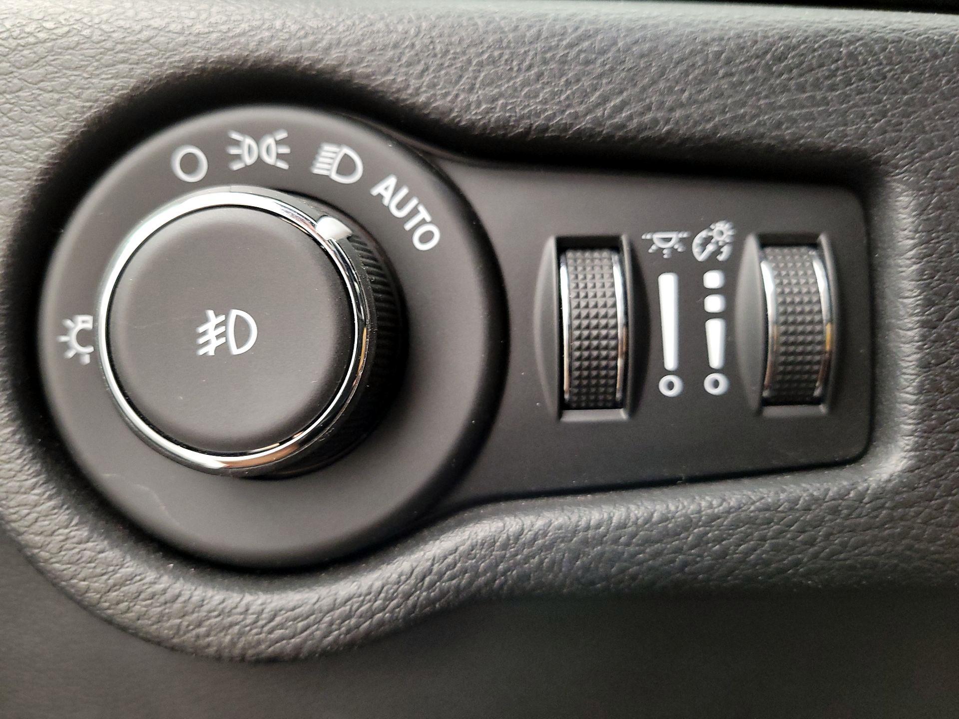 Thumbnail: 2018 Chrysler Pacifica - 13