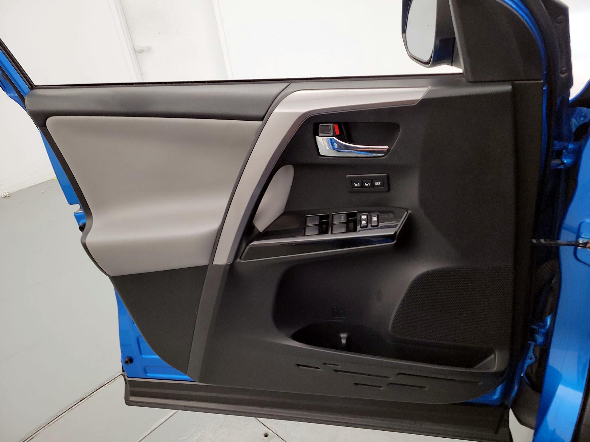 Thumbnail: 2016 Toyota RAV4 - 12