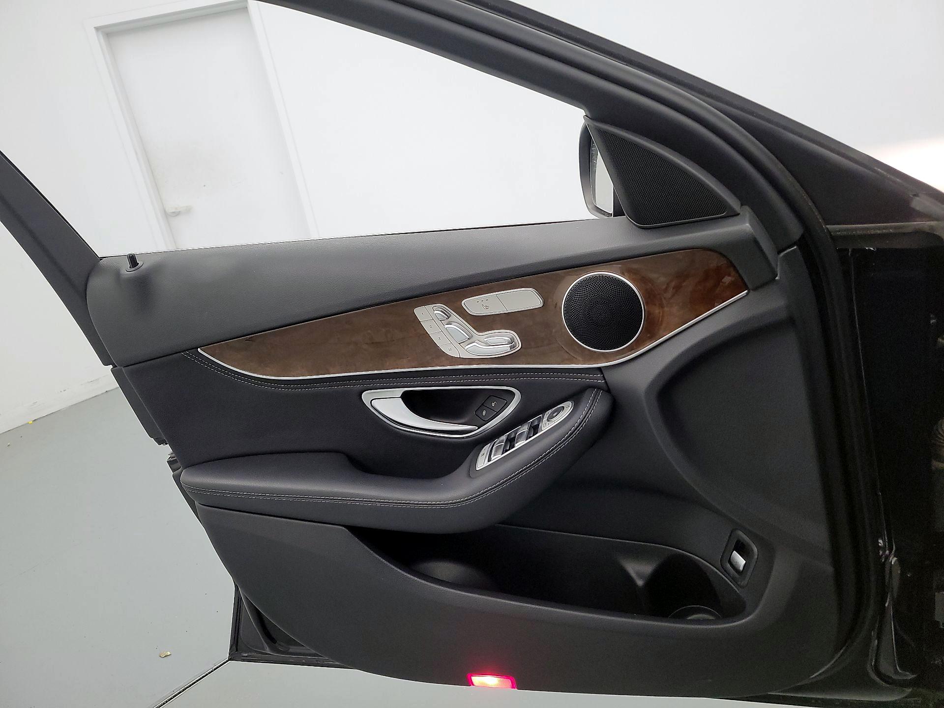 Thumbnail: 2016 Mercedes-Benz C-Class - 12