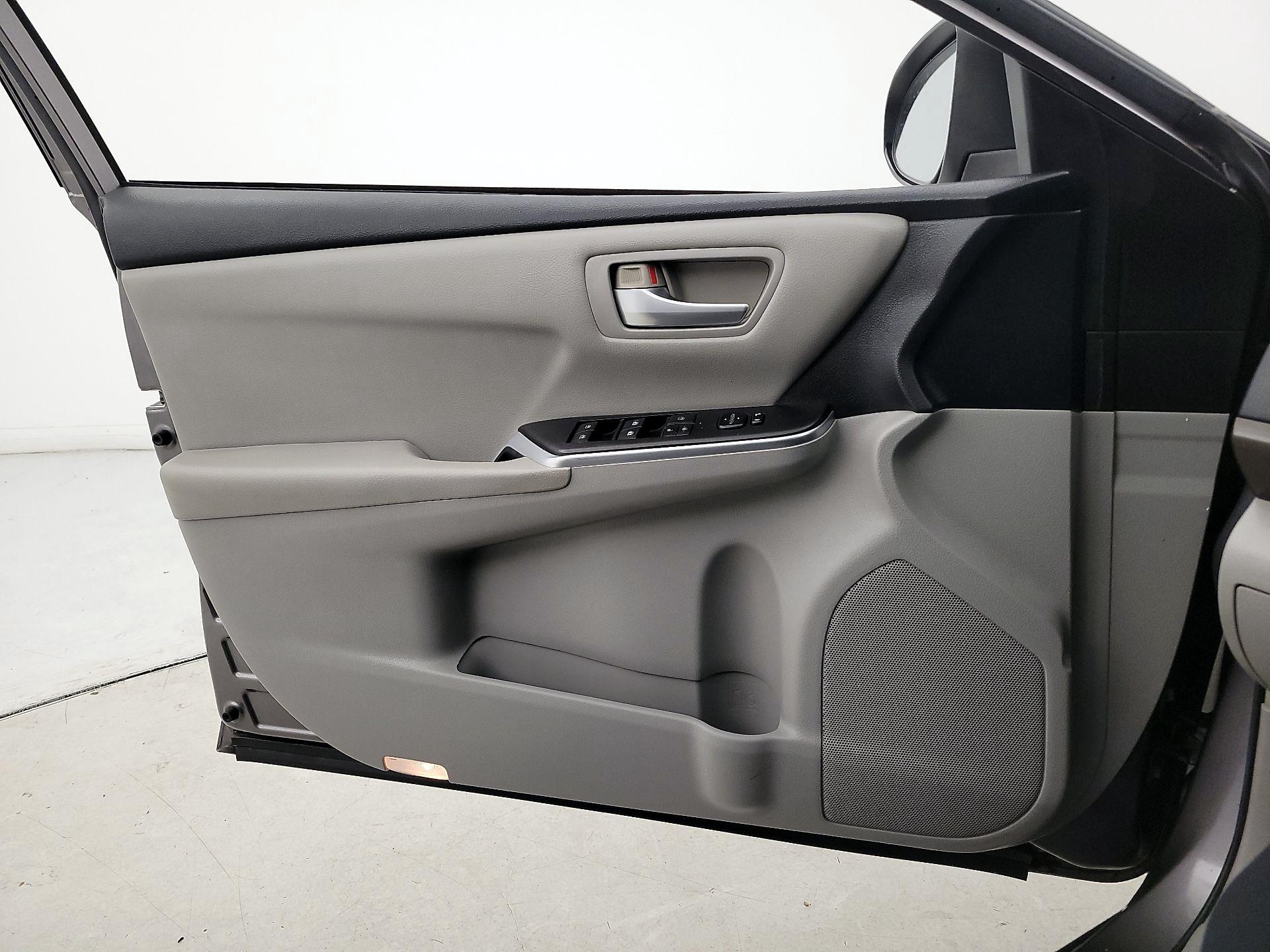 Thumbnail: 2016 Toyota Camry - 12