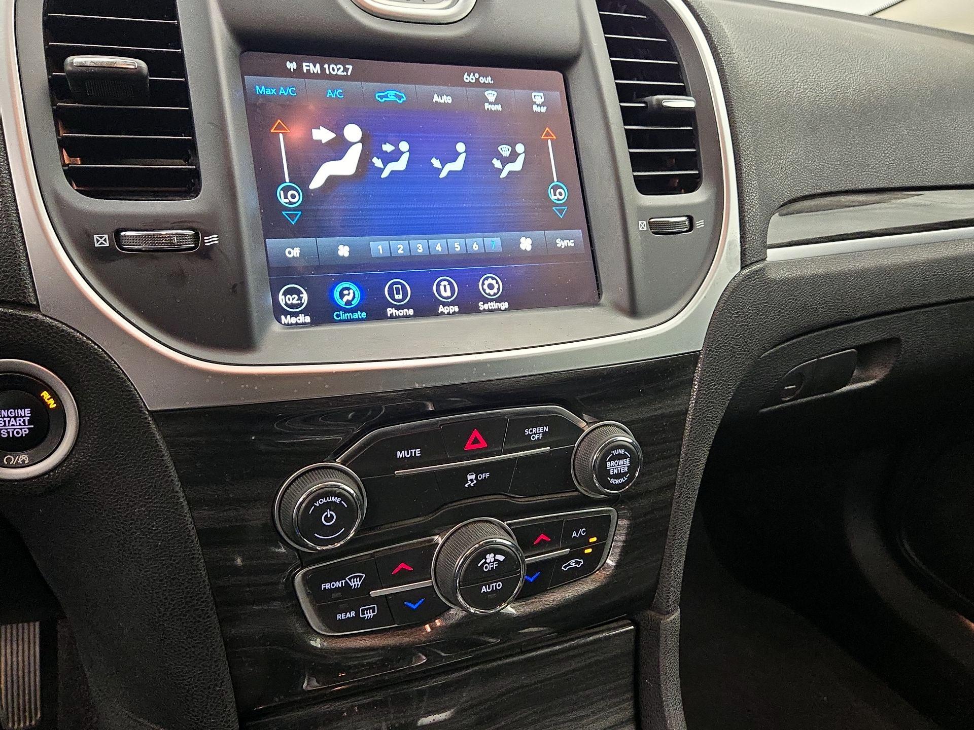 Thumbnail: 2022 Chrysler 300 - 16