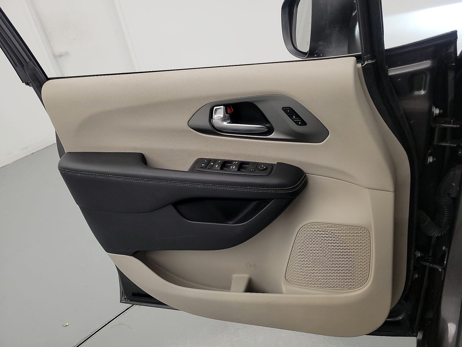 Thumbnail: 2023 Chrysler Pacifica - 12