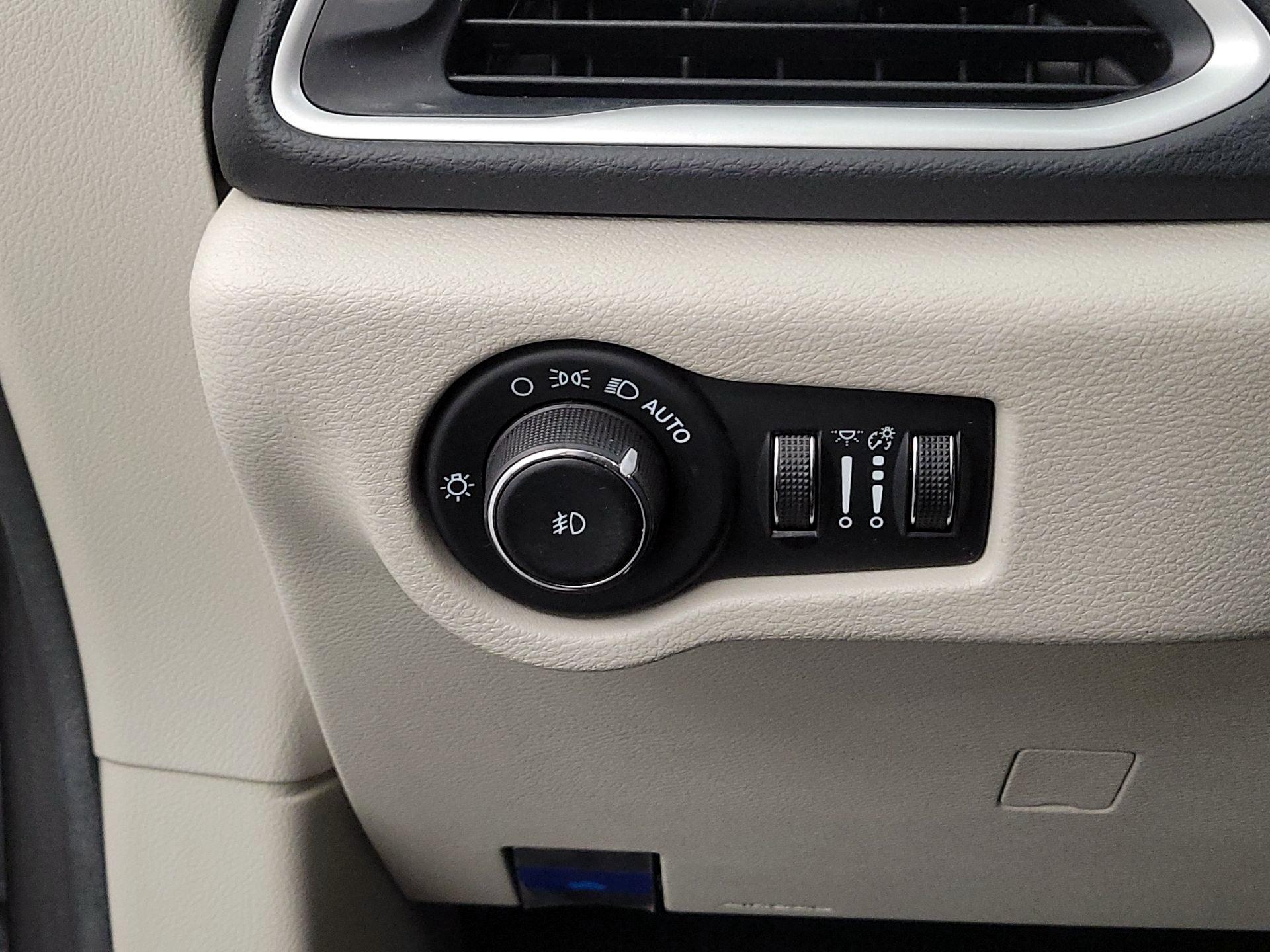 Thumbnail: 2023 Chrysler Pacifica - 13