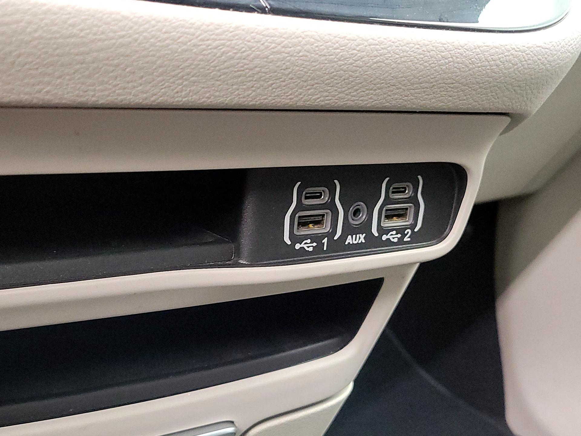 Thumbnail: 2023 Chrysler Pacifica - 18