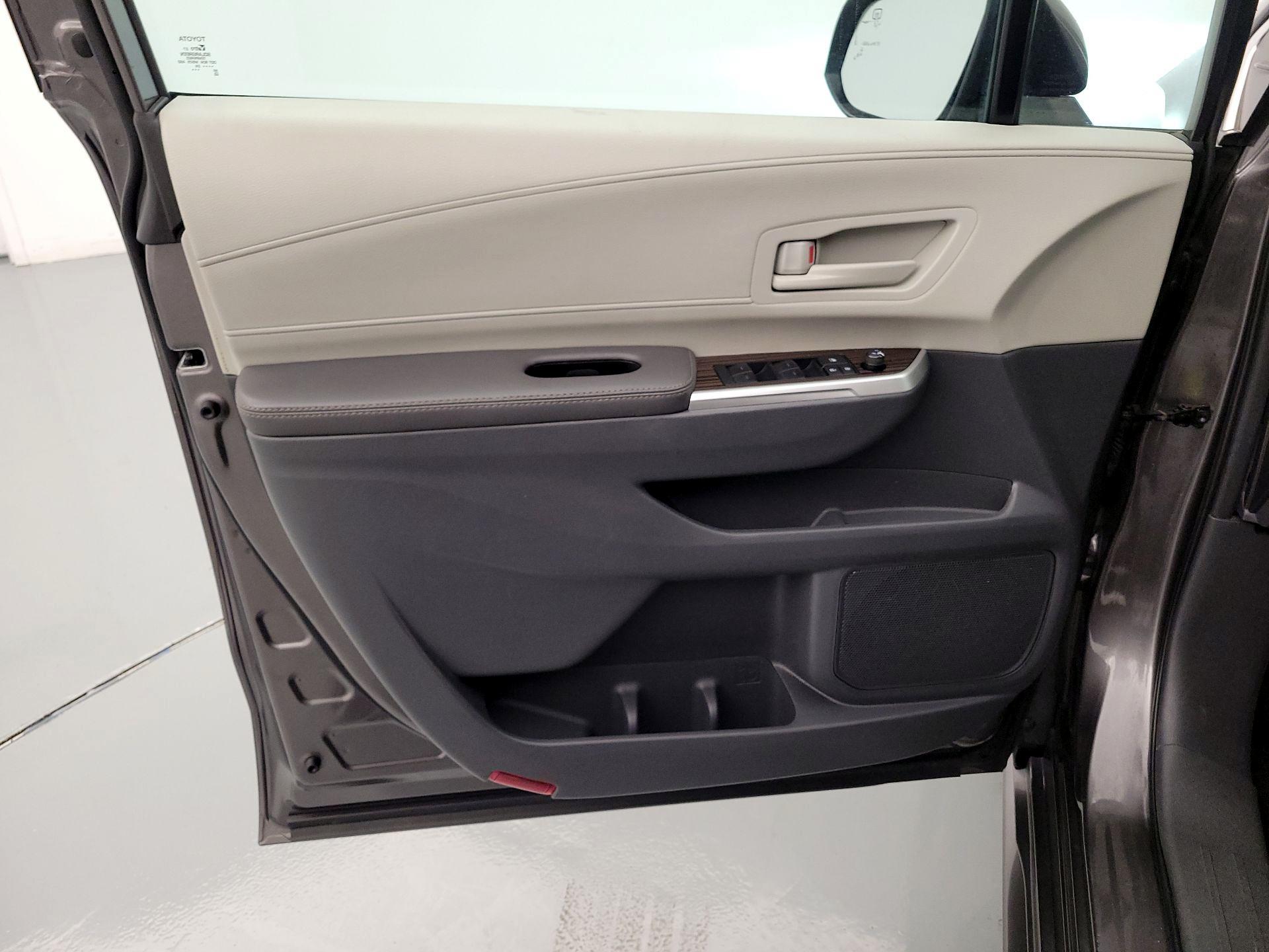 Thumbnail: 2024 Toyota Sienna - 12