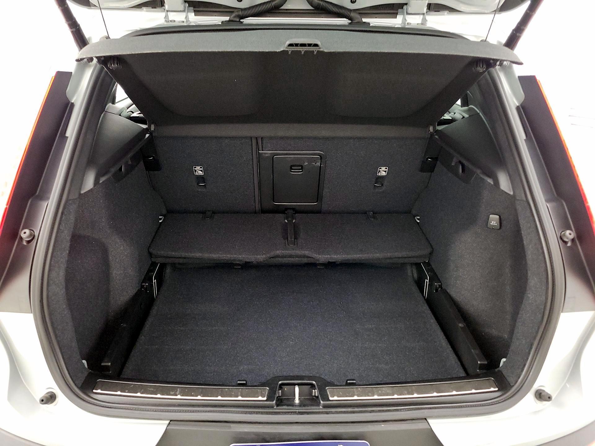 Thumbnail: 2024 Volvo XC40 - 20