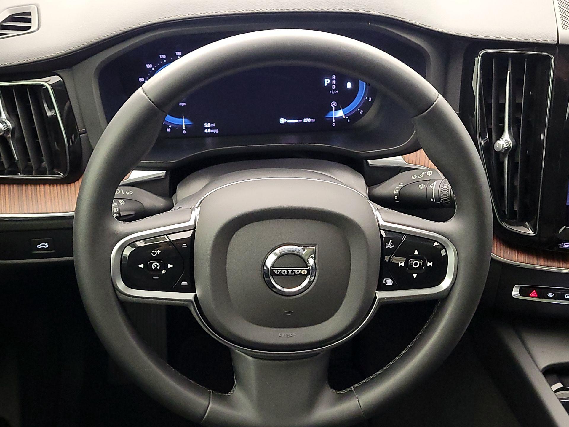 Thumbnail: 2023 Volvo XC60 - 10