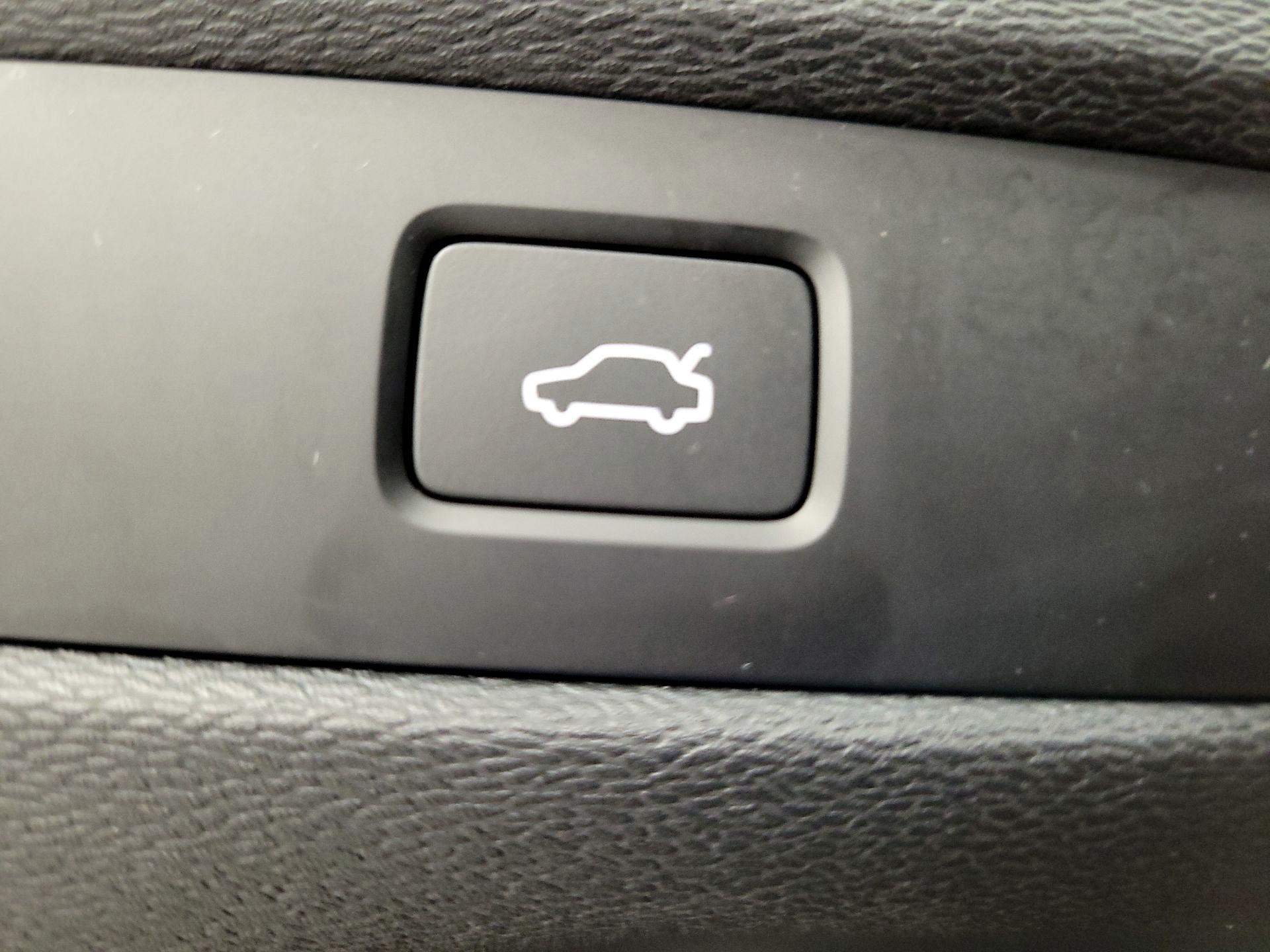 Thumbnail: 2023 Volvo XC60 - 13