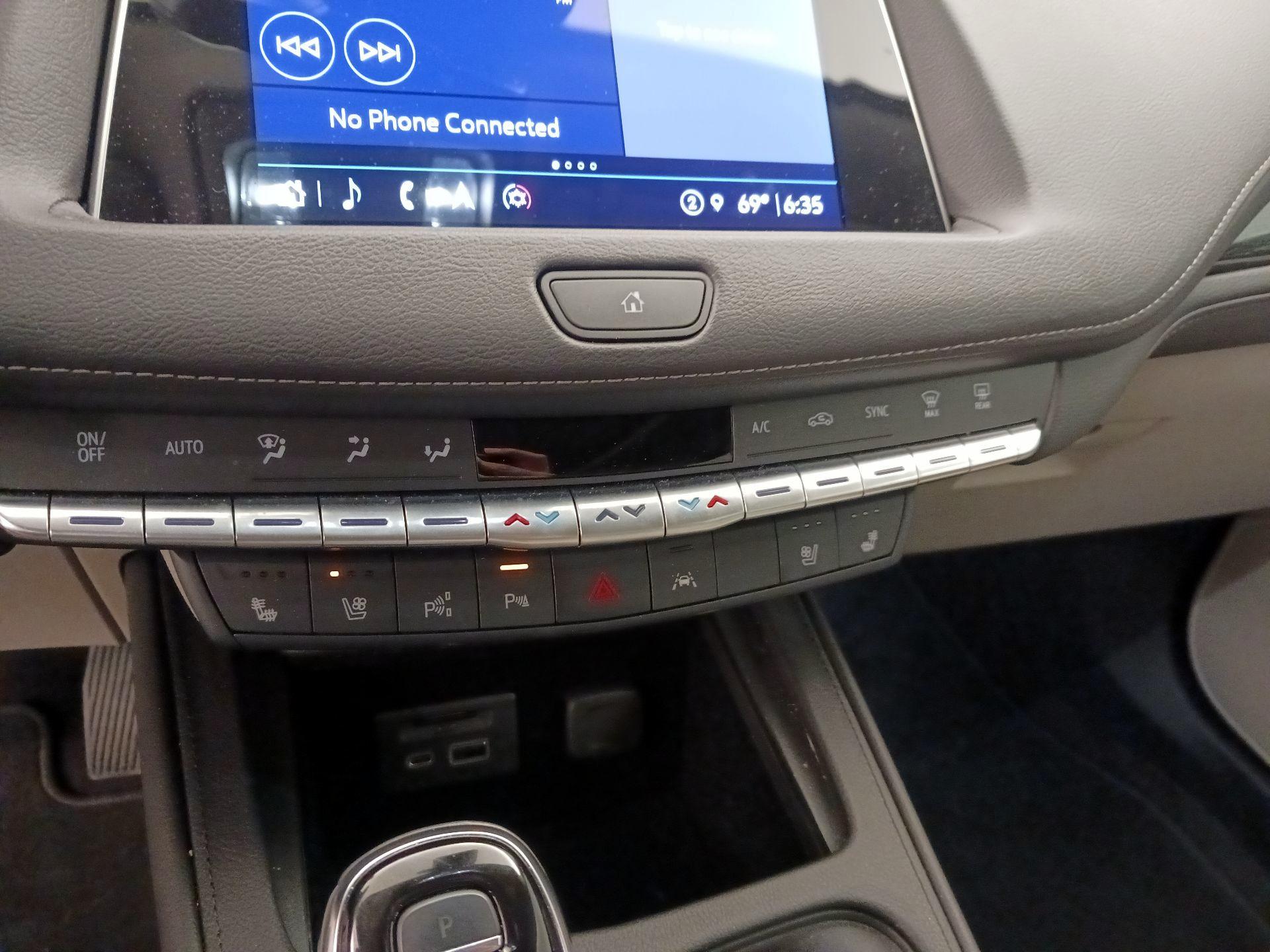 Thumbnail: 2023 Cadillac XT4 - 17