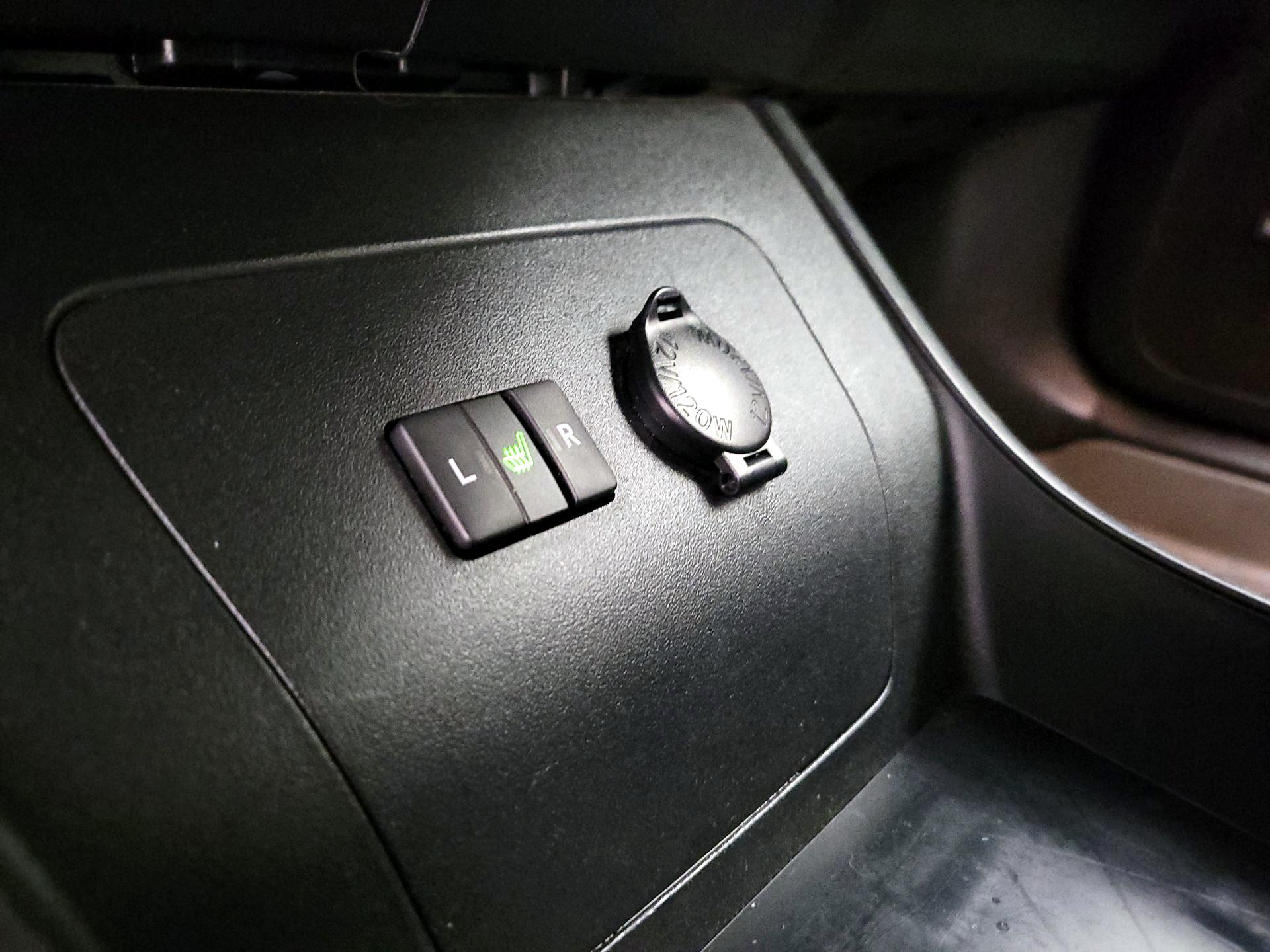 Thumbnail: 2015 Toyota Prius - 18