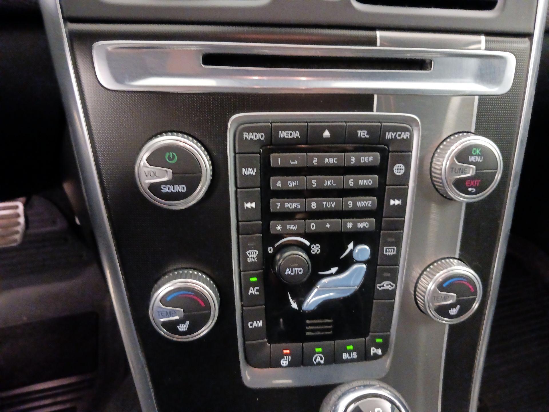 Thumbnail: 2016 Volvo XC60 - 16