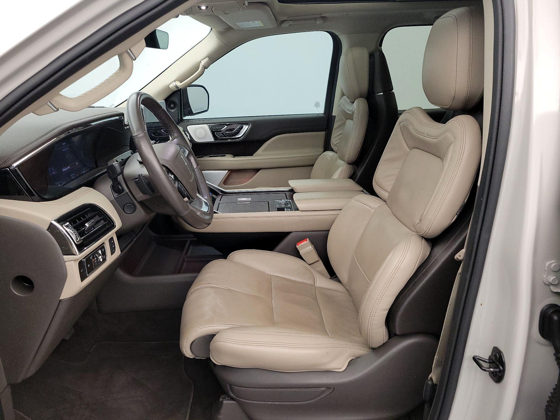 Thumbnail: 2023 Lincoln Navigator L - 11